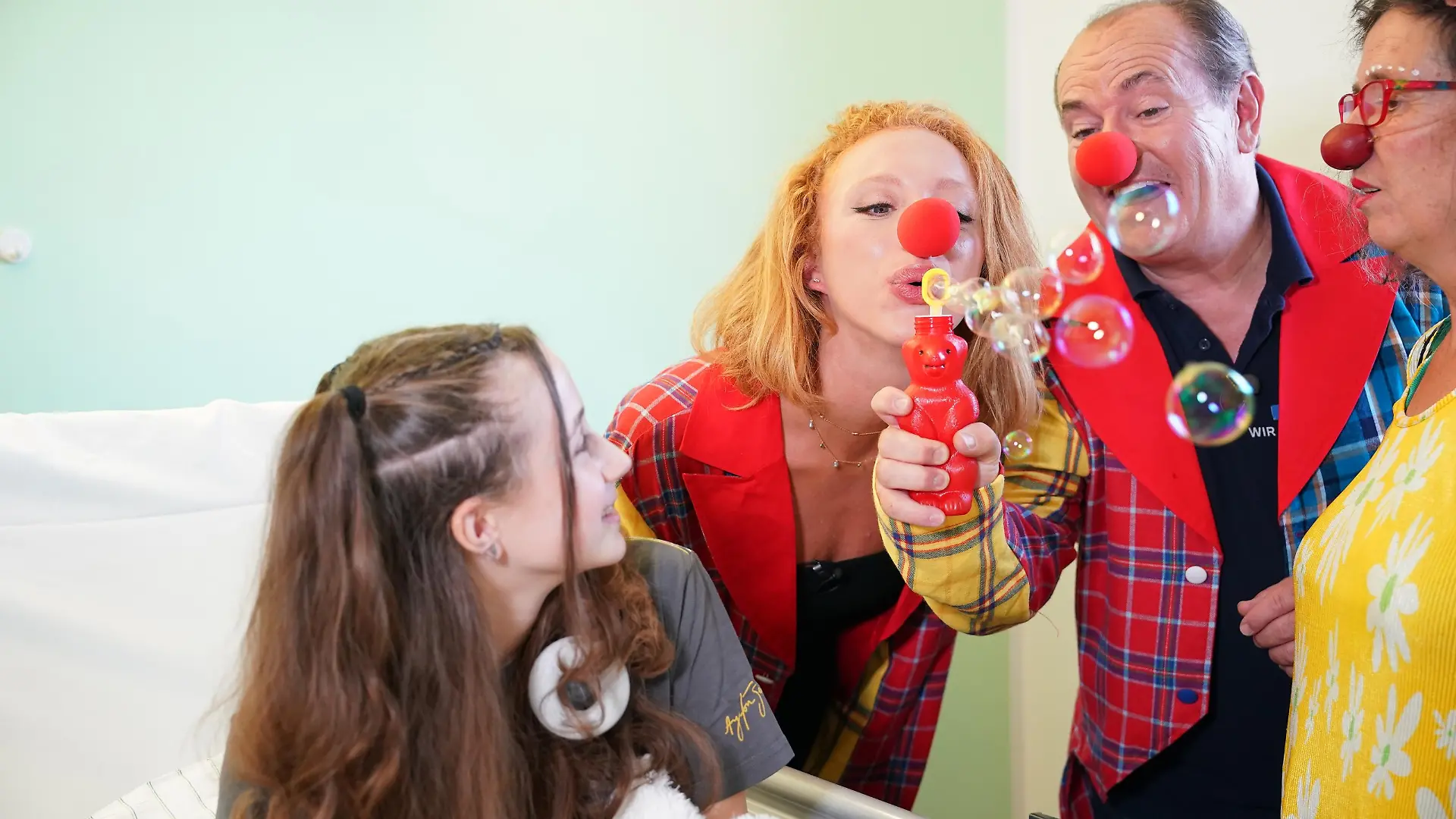 Lachen ist Gesund wird gesagt, in den Krankenhäusern kommt dies bei den Kindern oft zu kurz. Sie erleben den Ort als bedrohlich und trist. Genau das wollen Anna Ermakova und die RTL Wir Helfen Kindern Stiftung ändern. Mit Hilfe der Spenden soll es verschiedenen Krankenhäusern ermöglicht werden die speziell ausgebildeten Clown:innen mit auf Visite zu nehmen um den Kindern eine heilungsverlauf förderte Freude zu bereiten. V.l.: Patientin,, Projektpatin Anna Ermakova, Vorstand Stiftung RTL - Wir helfen Kindern e.V. Wolfram Kons und Klinikclownin Isabell Steidl
Achtung: Bei Veröffentlichung müssen "RTL-Spendenmarathon", bzw. "Stiftung RTL - Wir helfen Kindern" erwähnt werden!! / 260923
***Annual TV fundraising campaign with celebrities "RTL Spendenmarathon" GERMANY 2023 / When published, RTL donation marathon or Stiftung RTL - We help children must be mentioned!!***