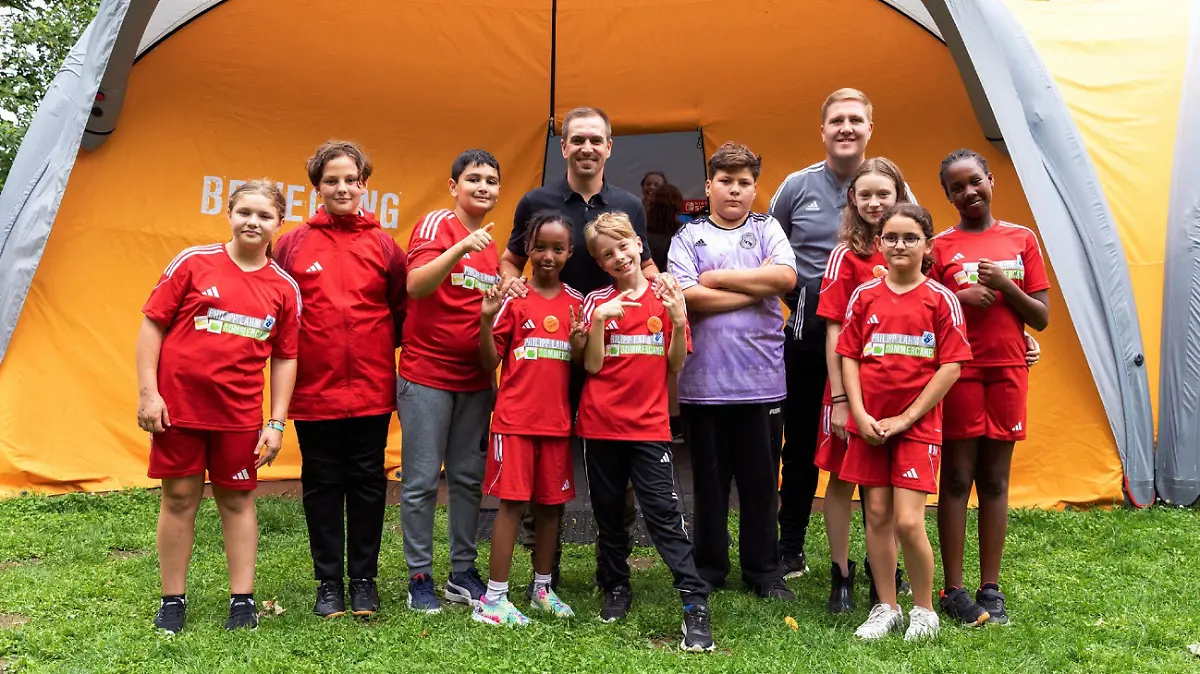 Projektpate Philipp Lahm und seine Stiftung, die Philipp Lahm-Stiftung organisieren mit Hilfe des "RTL-Spendenmarathons" Sommercamps für Kinder aus sozial schwachen Familien. In einer Woche im Sommercamp geht es für die Kinder vor allem um Ernährung, Bewegung und Persönlichkeitsentwicklung. Sie können dabei Kind sein und eine unbeschwerte Zeit erleben.
Achtung: Bei Veröffentlichung müssen "RTL-Spendenmarathon", bzw. "Stiftung RTL - Wir helfen Kindern" erwähnt werden!!
+++ Die Verwendung des sendungsbezogenen Materials ist nur mit dem Hinweis und Verlinkung auf RTL+ gestattet. +++