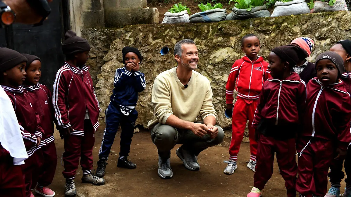 Projektpate Wayne Carpendale besucht die "Schule der Zukunft" in Arusha/ Tansania. Tansania gehört zu den zehn ärmsten Staaten der Welt und oftmals sind keine oder zu wenige Schulen vorhanden, denen es an Lehrmaterialien und Lernumgebungen fehlt. Durch das Projekt soll eine neue Schule errichtet werden um 250 Vorschul- und 600 Grundschulkinder zu unterrichten. Nach dem Lernkonzept Montessoris soll den Kindern Selbständigkeit und die fundierte Ausbildung in den klassischen Schulfächern geboten werden. Die Schule soll ein Inklusiver Ort sein, in dem sich alle Kinder sicher fühlen.
Achtung: Bei Veröffentlichung müssen "RTL-Spendenmarathon", bzw. "Stiftung RTL - Wir helfen Kindern" erwähnt werden!!
+++ Die Verwendung des sendungsbezogenen Materials ist nur mit dem Hinweis und Verlinkung auf RTL+ gestattet. +++