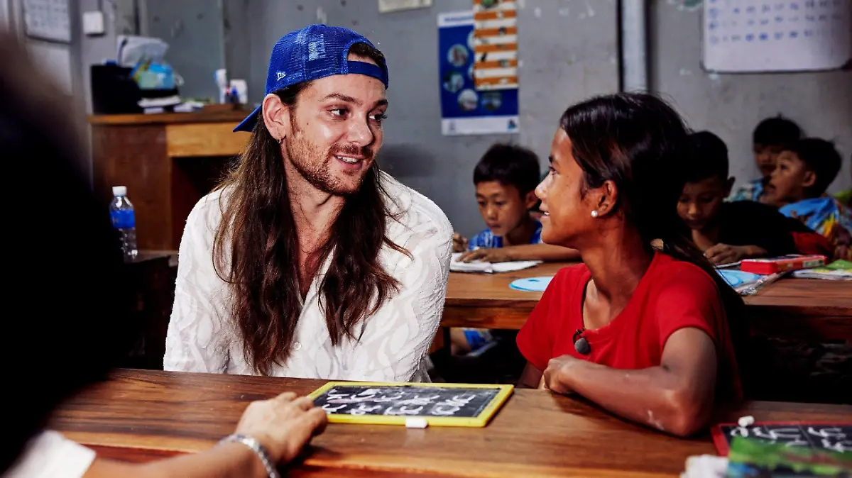 Projektpate Riccardo Simonetti ist in Kambodscha um mit dem Deutschen Komitee für UNICEF e.V. in der Hauptstadt Phnom Penh eines der sieben kinderfreundlichen Zentren des Landes zu besuchen. Die Kinderarmut in Kambodscha ist ein großes Problem und viele der Minderjährigen sind teils getrennt von Ihren Eltern Obdachlos. In den Zentren wird den Kinder, die durch Kinderarbeit, Gewalt, Ausbeutung, sexuelle Übergriffe, Kriminalität und Schlepperbanden bedroht sind ein Zufluchtsort geboten. Der Projektpate und die 14-Jährige Sokny im Gespräch im Bildungszentrum Mith Samlanh.
Achtung: Bei Veröffentlichung müssen "RTL-Spendenmarathon", bzw. "Stiftung RTL - Wir helfen Kindern" erwähnt werden!!
+++ Die Verwendung des sendungsbezogenen Materials ist nur mit dem Hinweis und Verlinkung auf RTL+ gestattet. +++