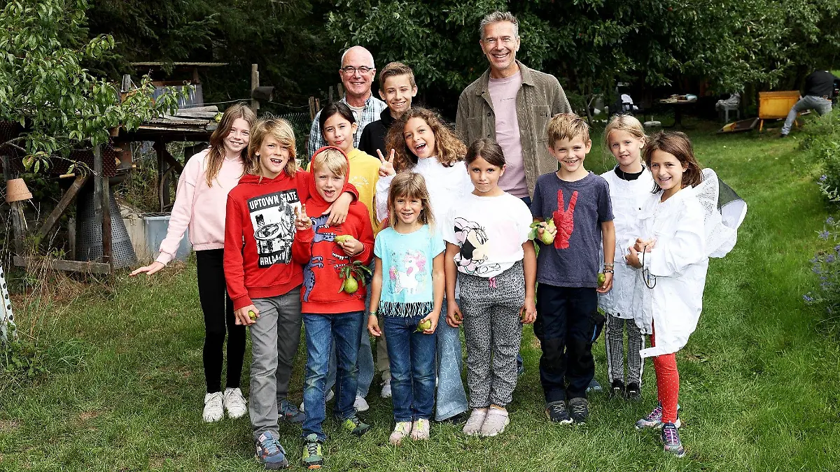 Imker Klaus Brachmann (l.) und Projektpate Dirk Steffens fördern das Projekt Bienensommer. Die Kinder lernen wissenswertes über Bienen und können so Ihr Vertrauen in die Natur zurückgewinnen, dass durch die Flut im Ahrtal 2021 zerstört wurde.
Achtung: Bei Veröffentlichung müssen "RTL-Spendenmarathon", bzw. "Stiftung RTL - Wir helfen Kindern" erwähnt werden!!
+++ Die Verwendung des sendungsbezogenen Materials ist nur mit dem Hinweis und Verlinkung auf RTL+ gestattet. +++