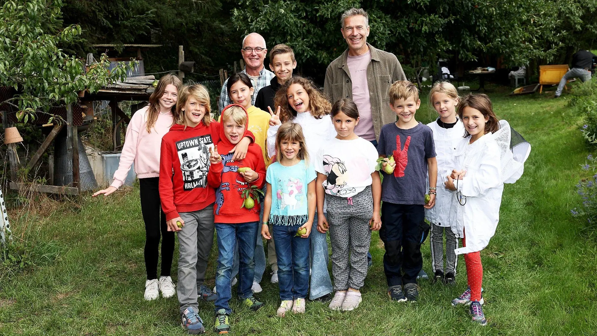 Imker Klaus Brachmann (l.) und Projektpate Dirk Steffens fördern das Projekt Bienensommer. Die Kinder lernen wissenswertes über Bienen und können so Ihr Vertrauen in die Natur zurückgewinnen, dass durch die Flut im Ahrtal 2021 zerstört wurde.
Achtung: Bei Veröffentlichung müssen "RTL-Spendenmarathon", bzw. "Stiftung RTL - Wir helfen Kindern" erwähnt werden!!
+++ Die Verwendung des sendungsbezogenen Materials ist nur mit dem Hinweis und Verlinkung auf RTL+ gestattet. +++