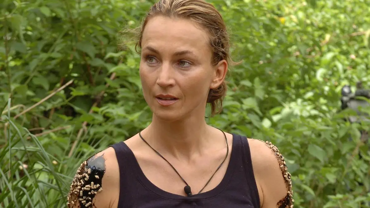 Die 5. Dschungelprüfung: Caroline Beil muss zur "Hack-Attacke". Mit Zuckersirup und Vogelfutter beschmiert, muss sie in einem Gehege voller hungriger Strauße in fünf Minuten möglichst viele Sterne ausgraben.