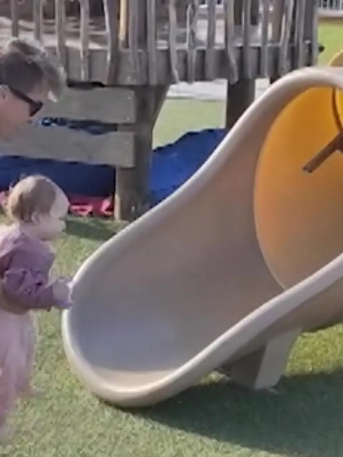 Auf dem Spielplatz kann so einiges schiefgehen. Mit versuchter Körperverletzung rechnet dort aber wohl niemand – ausser ein Mann, der zum Held dieses Videos wird.