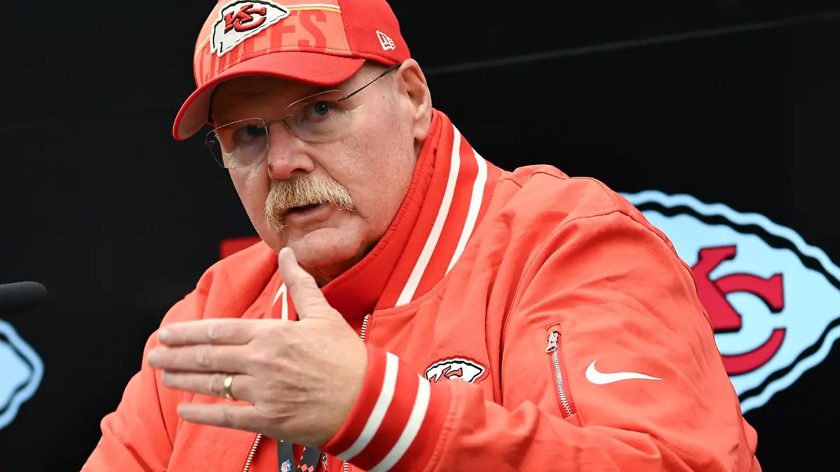Cheftrainer Andy Reid von den Kansas City Chiefs spricht während der Pressekonferenz auf dem DFB Campus.