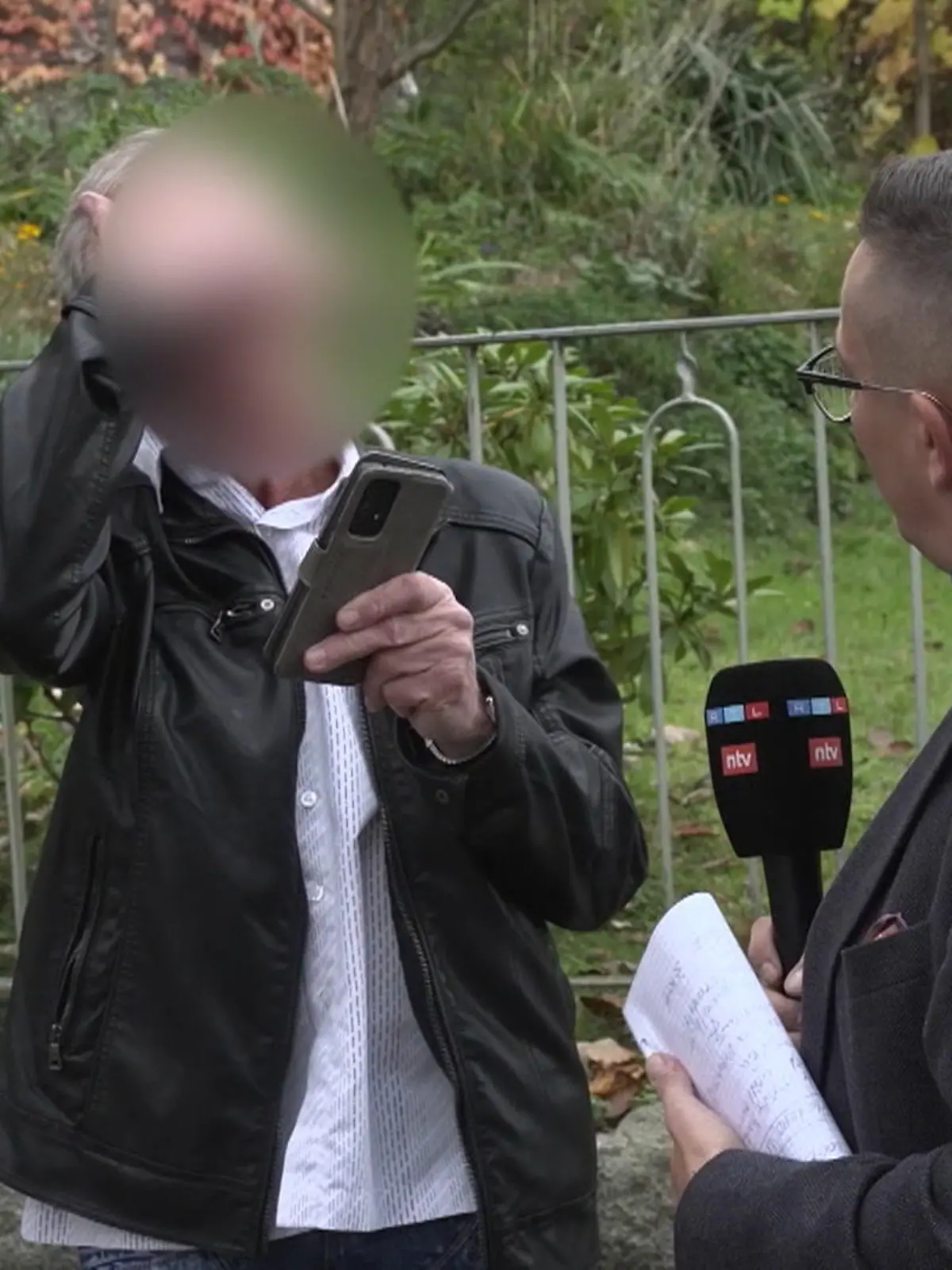 Mehrfach berührte der Rentern im öffentlichen Nahverkehr Frauen am Oberschenkel oder rieb sich mit seinem Bein an ihnen. Vor Gericht gesteht Bernd L. noch alles. Doch als RTL den 73-Jährigen nach dem Urteil konfrontiert, ändert er plötzlich seine Meinung. Was der Bus-Fummler nach dem Urteil behauptet, sehen Sie im Video.