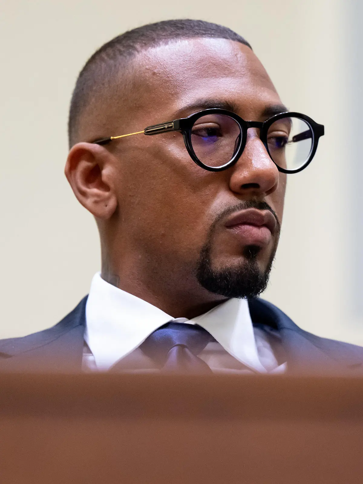 02.11.2022, Bayern, München: Der Fußball-Profi und ehemalige Nationalspieler Jerome Boateng kommt zu Beginn der Fortsetzung im Berufungsprozess in den Gerichtssaal des Landgericht München I. Boateng ist angeklagt seine Ex-Freundin 2018 in einem gemeinsamen Karibik-Urlaub geschlagen zu haben. Er wurde deshalb im vergangenen Jahr zu einer Geldstrafe von 1,8 Millionen Euro verurteilt. Gegen diese Entscheidung des Amtsgerichts München legten er, die Staatsanwaltschaft und seine Ex-Freundin als Nebenklägerin Berufung ein. Foto: Sven Hoppe/dpa +++ dpa-Bildfunk +++