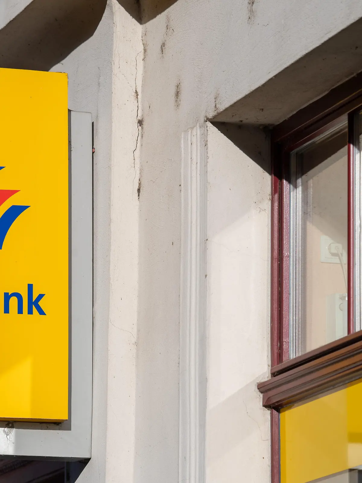 ARCHIV - 25.03.2019, Brandenburg an der Havel: Ein Schild mit dem Logo der Postbank ist an der Fassade einer Bankfiliale angebracht. Viele Bankkunden erledigen Bankgeschäfte am heimischen Computer. Die Deutsche Bank dünnt daher nun das Filialnetz der Tochter Postbank deutlich aus.(zu dpa "Deutsche Bank will fast die Hälfte der Postbank-Filialen schließen") Foto: Monika Skolimowska/dpa-Zentralbild/dpa +++ dpa-Bildfunk +++