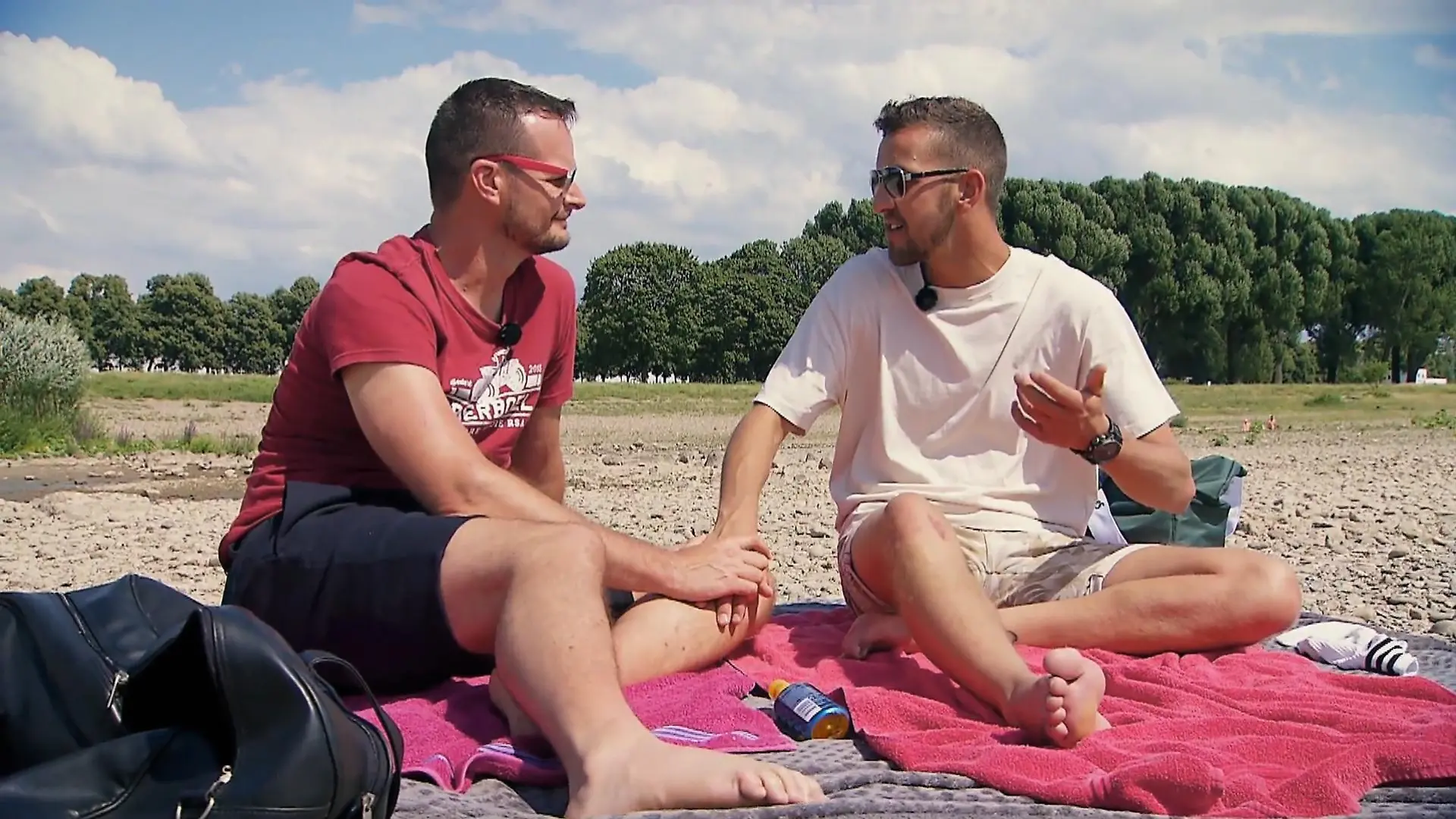 Nach der gemeinsamen Hofwoche ziehen Bauer Michael (r.) und sein Auserwählter Jan Hendrik Bilanz bei einem Picknick am Rhein
