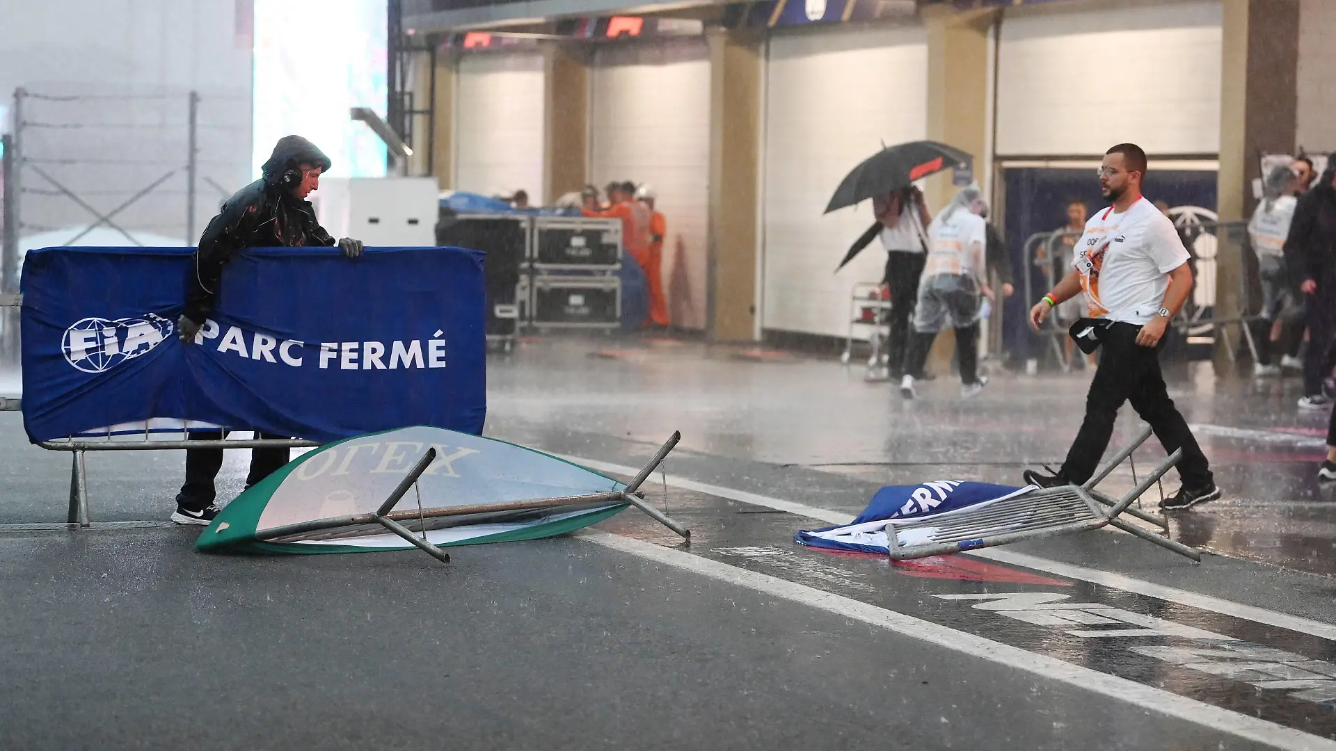 Formula 1 2023: Brazilian GP AUToDROMO JOSÃ CARLOS PACE, BRAZIL - NOVEMBER 03: Inclement weather blows a barrier over in Parc Ferme at the end of Qualifying during the Brazilian GP at Autodromo JosÃ Carlos Pace on Friday November 03, 2023 in Sao Paulo, Brazil. Photo by Mark Sutton / Sutton Images Images EDITORIAL USE ONLY GP2320_131221MS1_8231