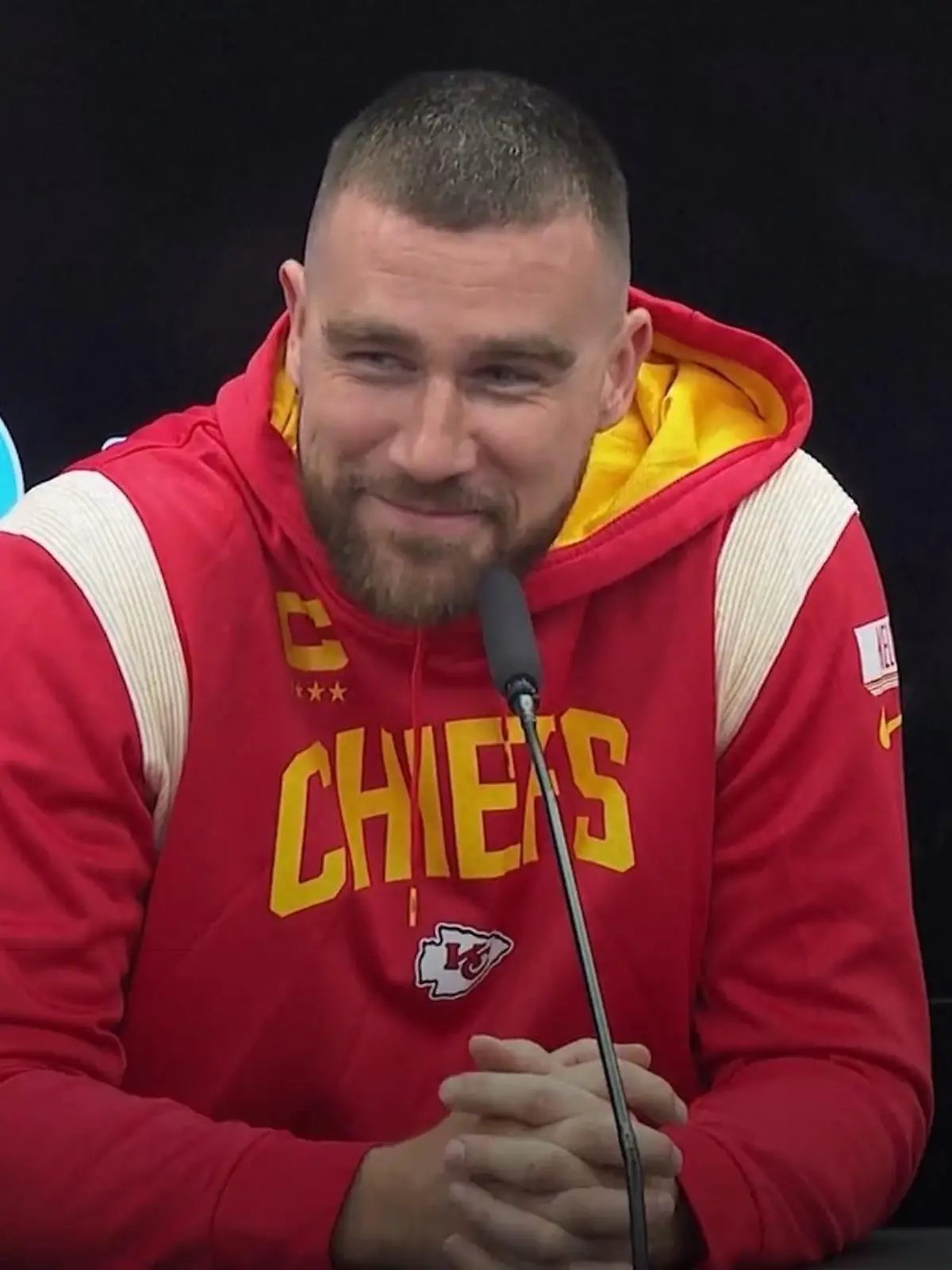 Es ist mindestens das zweitgrößte NFL-Thema im Rahmen der Frankfurt Games: Kommt sie oder kommt sie nicht? Die Rede ist natürlich von Superstar Taylor Swift, der neuen Geliebten von Chiefs-Star Travis Kelce. Der muss sich einigen intimen Fragen der Presse stellen.