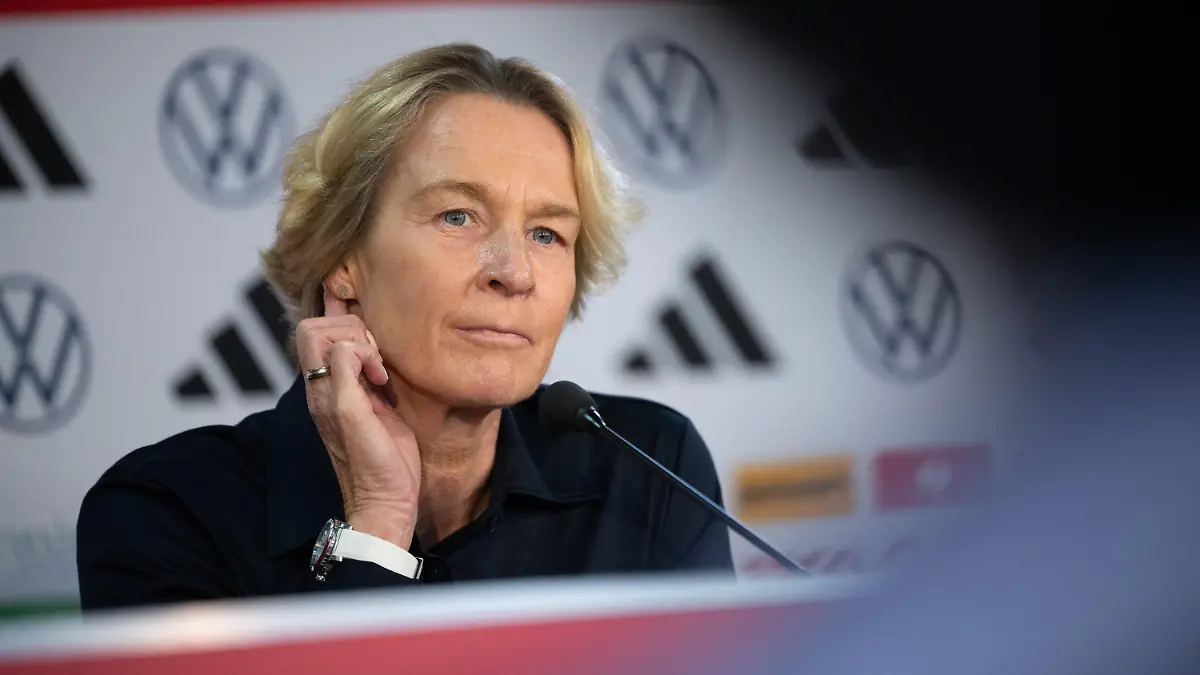 ARCHIV - 05.08.2023, Australien, Wyong: Fußball, Frauen: WM, Abschlusspressekonferenz Deutschland: Martina Voss-Tecklenburg, Bundestrainerin der deutschen Frauen-Fußballnationalmannschaft. Voss-Tecklenburg wird nicht mehr als Bundestrainerin der deutschen Fußballerinnen zurückkehren. Der Vertrag mit der zuletzt pausierenden 55-Jährigen sei aufgelöst worden, teilte der Deutsche Fußball-Bund am Samstag mit. Foto: Sebastian Gollnow/dpa +++ dpa-Bildfunk +++