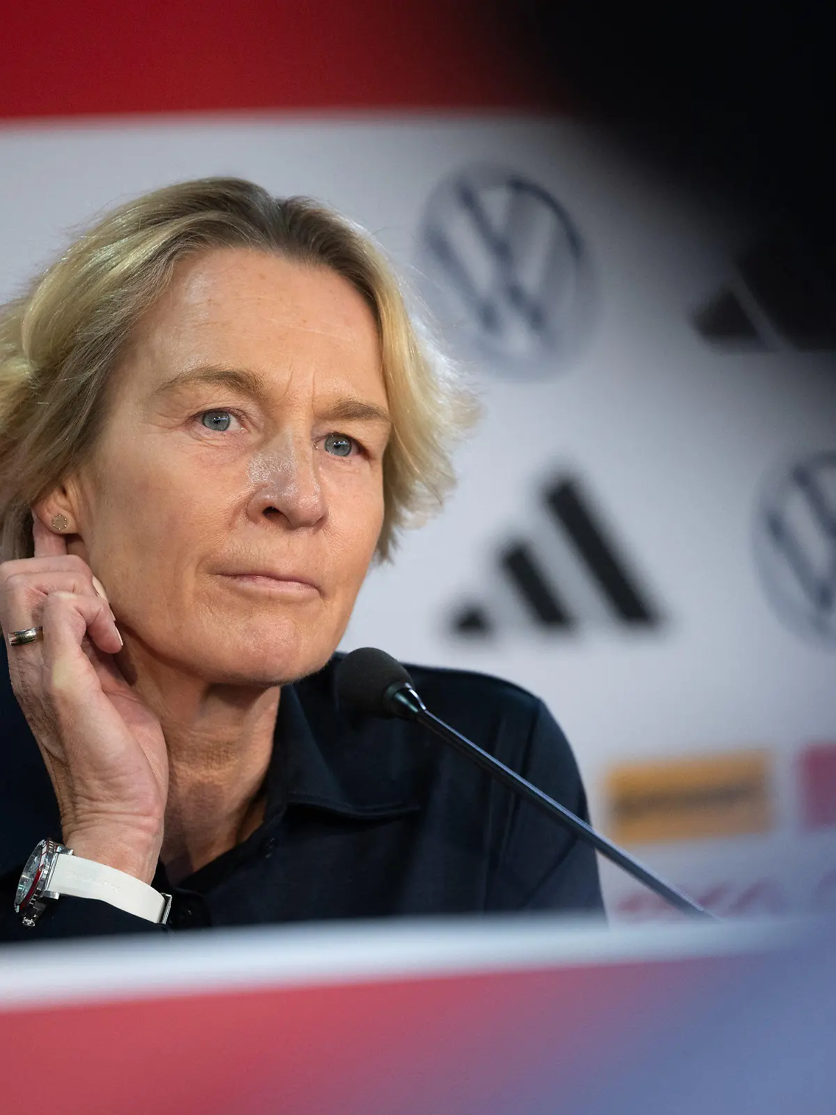 ARCHIV - 05.08.2023, Australien, Wyong: Fußball, Frauen: WM, Abschlusspressekonferenz Deutschland: Martina Voss-Tecklenburg, Bundestrainerin der deutschen Frauen-Fußballnationalmannschaft. Voss-Tecklenburg wird nicht mehr als Bundestrainerin der deutschen Fußballerinnen zurückkehren. Der Vertrag mit der zuletzt pausierenden 55-Jährigen sei aufgelöst worden, teilte der Deutsche Fußball-Bund am Samstag mit. Foto: Sebastian Gollnow/dpa +++ dpa-Bildfunk +++