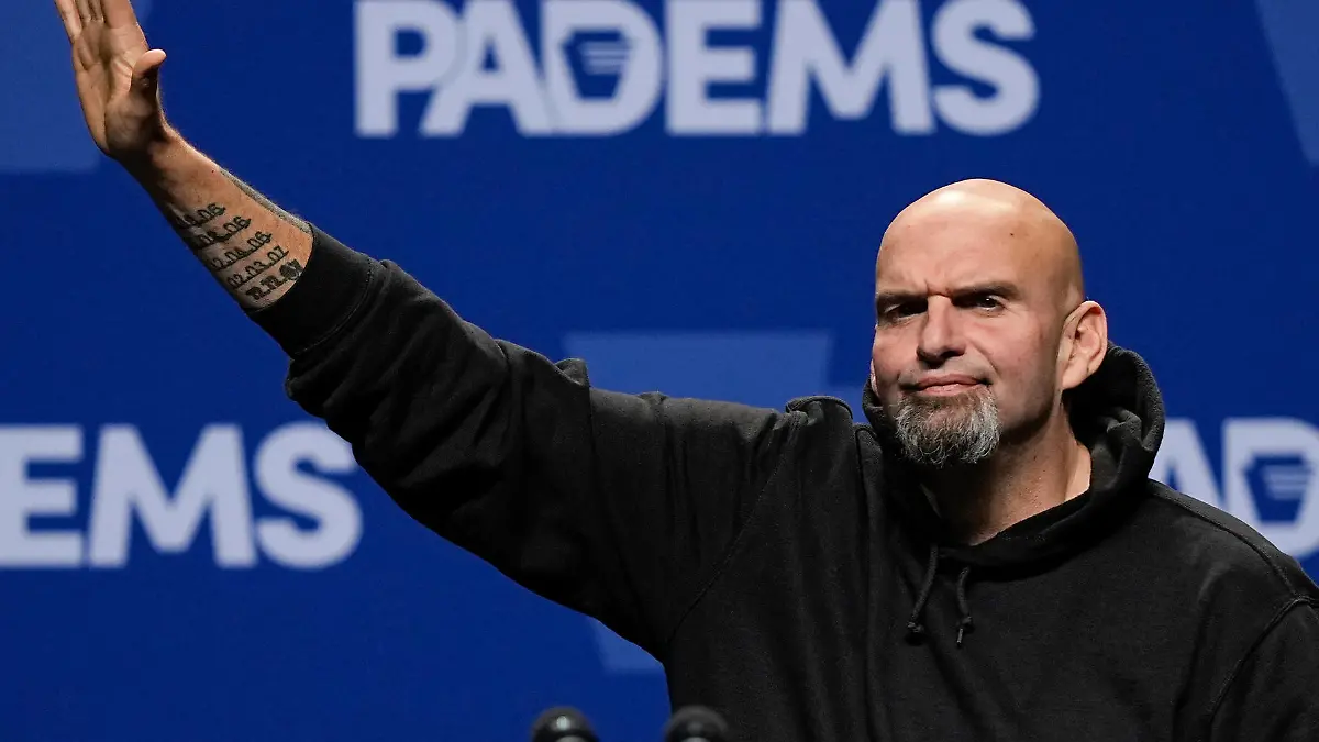 29.10.2022, USA, ---: Die Bildkombo zeigt den demokratischen Senatskanidaten John Fetterman (oben) am 28.10.2022 während des jährlichen Independence Dinners der Demokratischen Partei in Philadelphia und Mehmet Oz, republikanischer Kandidat für den US-Senat in Pennsylvania, am 01.11.2022 in Bensalem. (zu dpa «Astronaut und Fernseharzt: Diese Kandidaten entscheiden die US-Senatswahl») Foto: Matt Rourke/Ryan Collerd/AP/dpa +++ dpa-Bildfunk +++