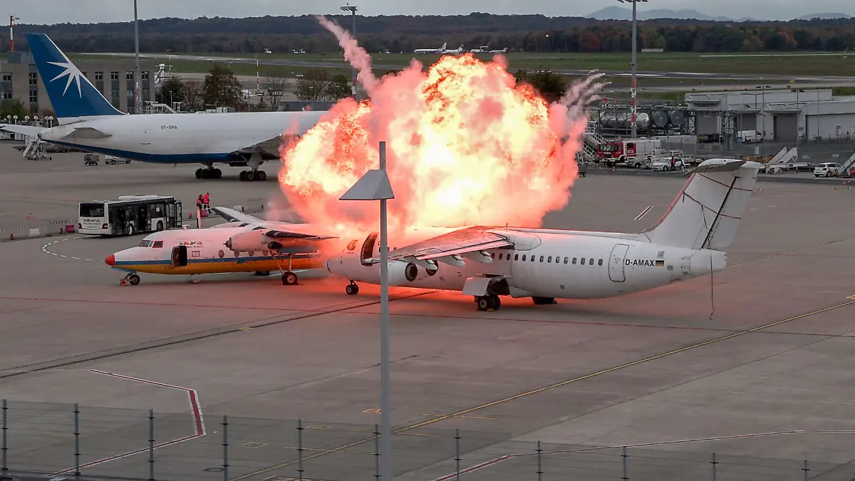 04.11.2023, Nordrhein-Westfalen, Köln: Ein Feuerball ist über zwei Flugzeugen zu sehen, die am Flughafen Köln/Bonn als Notfallübung zusammengestoßen sind. An Flughäfen wird regelmäßig geübt, damit in Ernstfall die Abläufe stimmen. Foto: dpa +++ dpa-Bildfunk +++
