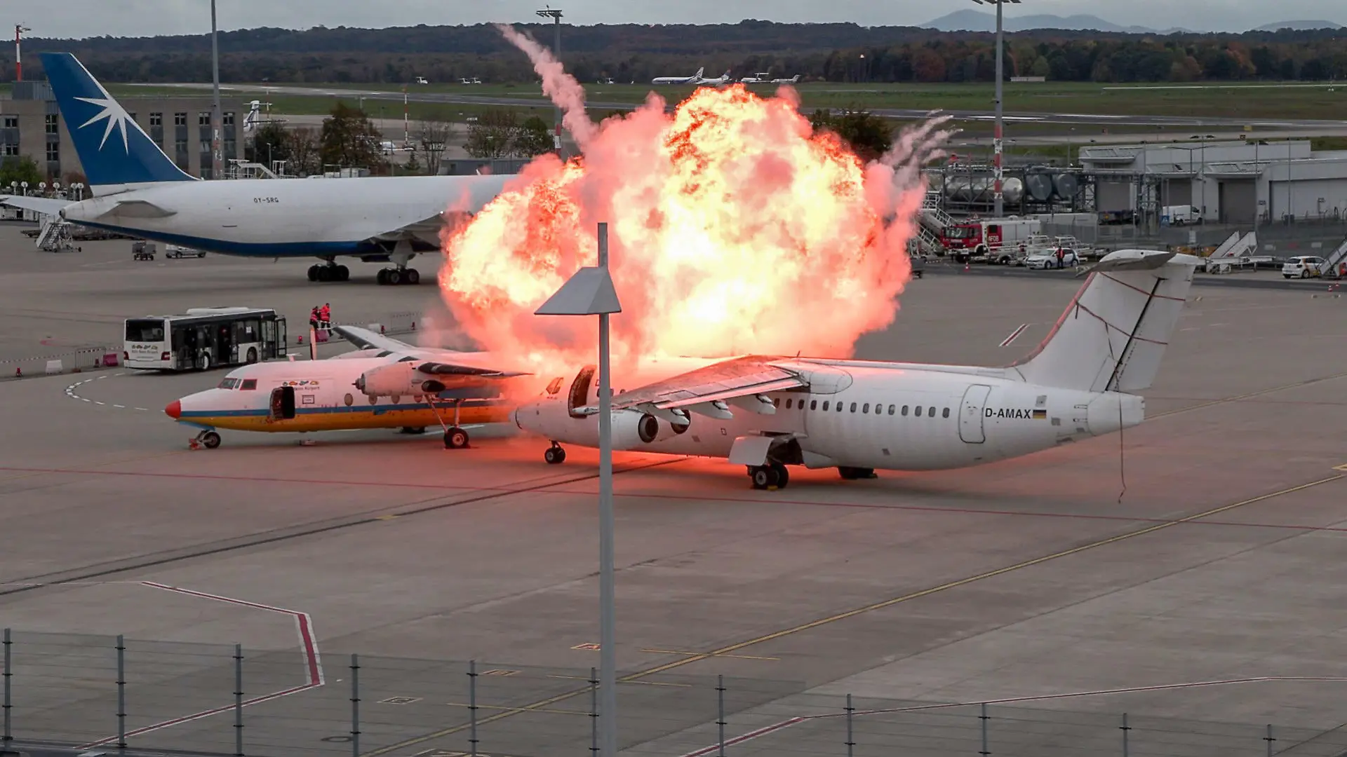 04.11.2023, Nordrhein-Westfalen, Köln: Ein Feuerball ist über zwei Flugzeugen zu sehen, die am Flughafen Köln/Bonn als Notfallübung zusammengestoßen sind. An Flughäfen wird regelmäßig geübt, damit in Ernstfall die Abläufe stimmen. Foto: dpa +++ dpa-Bildfunk +++