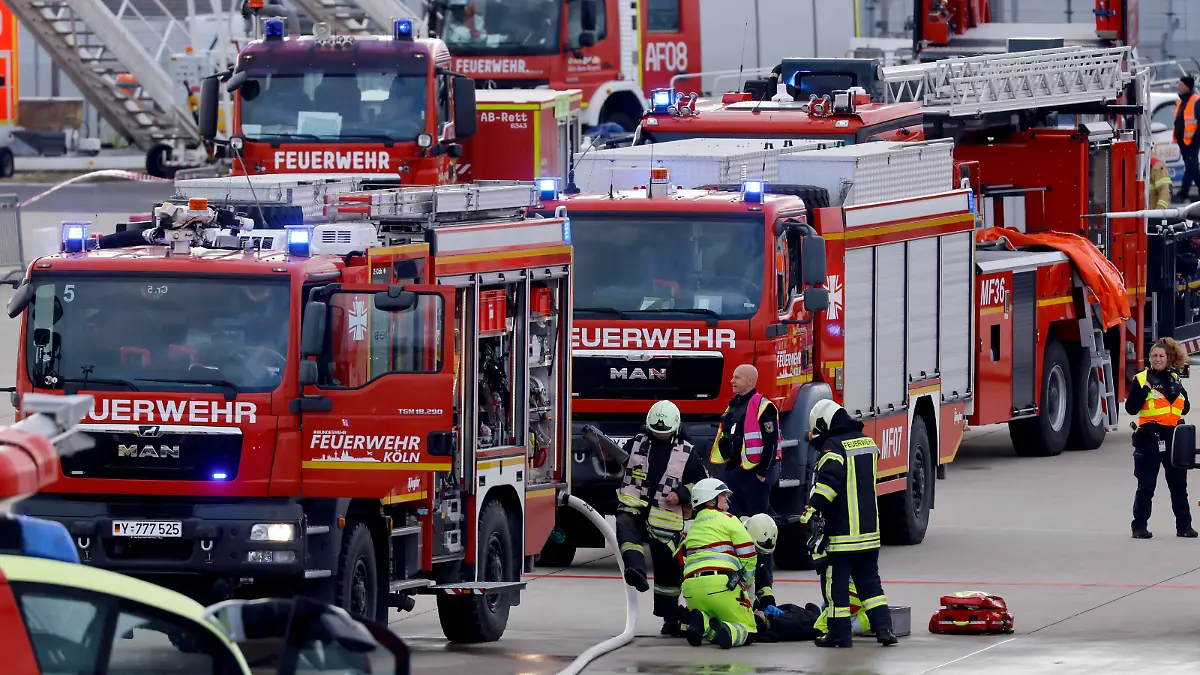 Einsatzkräfte der gemeinsamen ICAO-Notfallübung des Köln Bonn Airport gemeinsam mit der Bundeswehrfeuerwehr, der Feuerwehr der Stadt Köln sowie der Landes- und Bundespolizei am Köln Bonn Airport. Im Rahmen der Übung wird die Kollision zweier Flugzeuge simuliert. Einsatzkräfte retten Verletzte aus den Fliegern. Themenbild, Symbolbild Köln, 04.11.2023 NRW Deutschland *** Emergency services at the joint ICAO emergency exercise at Cologne Bonn Airport together with the German Armed Forces Fire Service, the City of Cologne Fire Service and the state and federal police at Cologne Bonn Airport The exercise simulates the collision of two aircraft Emergency services rescue injured people from the aircraft Themed image, symbolic image Colo Copyright: xChristophxHardtx