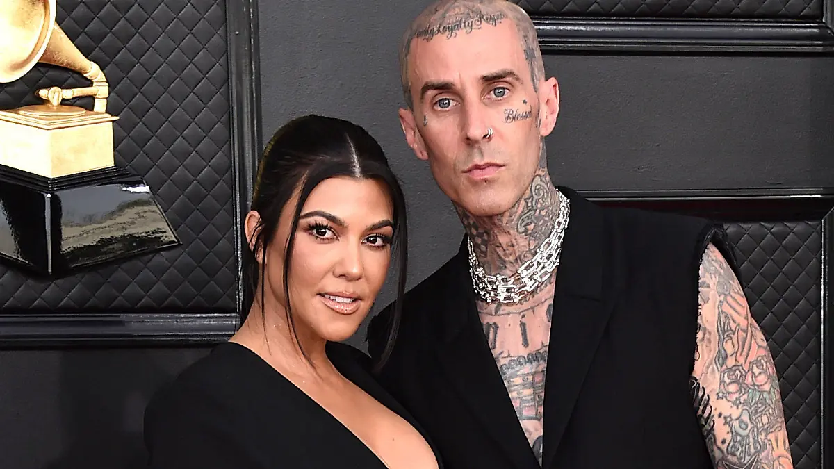 ARCHIV - 03.04.2022, USA, Las Vegas: Kourtney Kardashian (l), US-Reality-Star, und Travis Barker, US-Musiker, kommen zur 64. jährlichen Grammy-Verleihung in der MGM Grand Garden Arena. Kourtney Kardashian ist erneut schwanger. (zu dpa: «Kourtney Kardashian erwartet Baby mit Travis Barker») Foto: Jordan Strauss/Invision/AP/dpa +++ dpa-Bildfunk +++