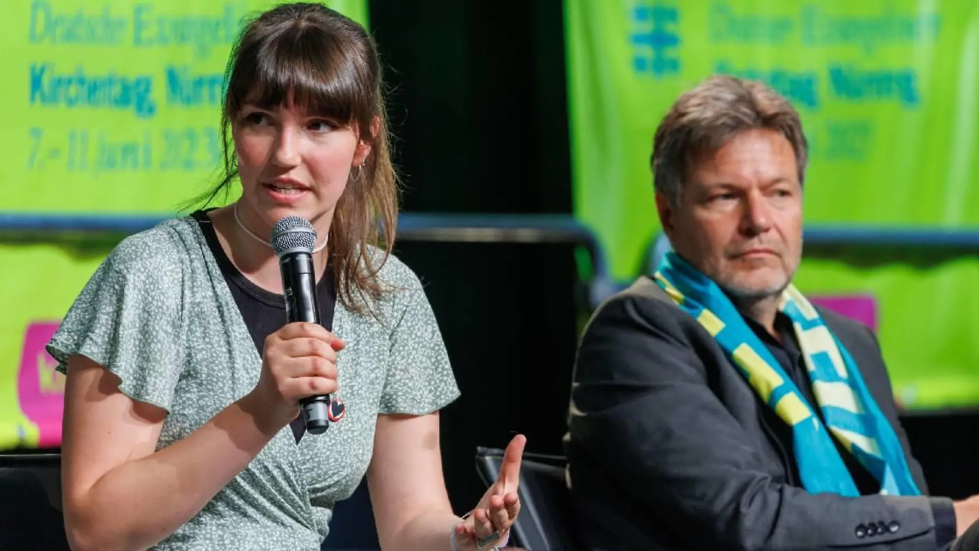 Klimaaktivistin und Sprecherin der letzten Generation Carla Hinrichs bei einer Podiumsdiskussion mit Wirtschaftsminister Robert Habeck.