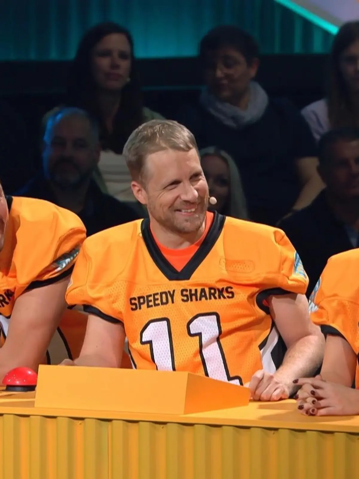 Oliver Pocher schießt bei "Promi Touchdown" gegen Ex Amira Pocher.