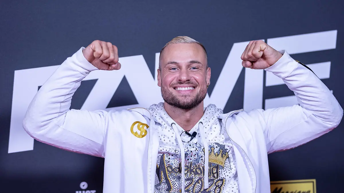 FAME FIGHTING 2023 - Boxevent mit Influencern und Reality-Stars Eric Sindermann post auf dem roten Teppich - Zahlreiche Reality-Stars und Influencer duellieren sich beim ersten Fame Fighting im Bonner Maritim Hotel im Ring. Vielen Kämpfen gingen offen ausgetragene Streitigkeiten voraus. Organisiert wird der Abend von Eugen Lopez. *** FAME FIGHTING 2023 Boxing event with influencers and reality stars Eric Sindermann post on the red carpet Numerous reality stars and influencers duel in the ring at the first Fame Fighting at the Maritim Hotel in Bonn Many fights were preceded by open disputes The evening is organized by Eugen Lopez Copyright: xBEAUTIFULxSPORTS/Derixx