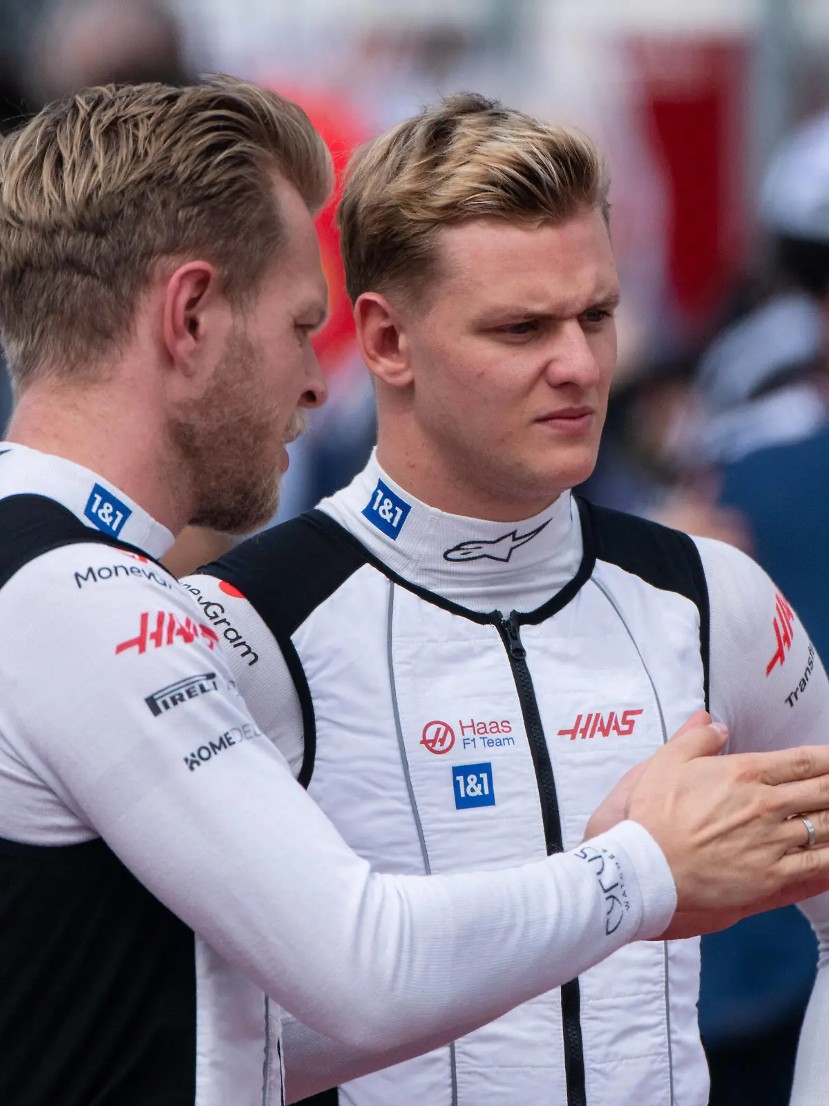Mick Schumacher GER, Haas F1 Team 47 mit Kevin Magnussen DEN, Haas F1 Team 20 vor dem Rennen, USA, Formel 1 Grand Prix der USA, Circuit of the Americas Austin, Raceday, 23.10.2022 USA, Formel 1 Grand Prix der USA, Circuit of the Americas Austin, Raceday, 23.10.2022 Austin *** Mick Schumacher GER, Haas F1 Team 47 with Kevin Magnussen DEN, Haas F1 Team 20 before the race, USA, Formula 1 Grand Prix of the USA, Circuit of the Americas Austin, Raceday, 23 10 2022 USA, Formula 1 Grand Prix of the USA, Circuit of the Americas Austin, Raceday, 23 10 2022 Austin Copyright: xEibner/Memmlerx EP_MMR 