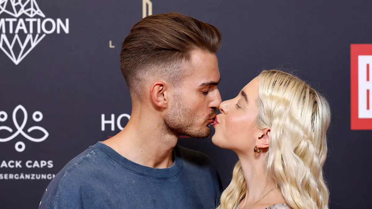 Die Reality-TV-Stars Can Kaplan und Walentina Doronina beim Fame Fighting 2023 - Boxevent mit Influencern und Reality-Stars. Zahlreiche TV-Persönlichkeiten, Influencer und Reality-Stars duellierten sich im Maritim Hotel. Bonn, 04.11.2023 NRW Deutschland *** Reality TV stars Can Kaplan and Walentina Doronina at the Fame Fighting 2023 boxing event with influencers and reality stars Numerous TV personalities, influencers and reality stars fought a duel at the Maritim Hotel Bonn, 04 11 2023 NRW Germany Copyright: xChristophxHardtx