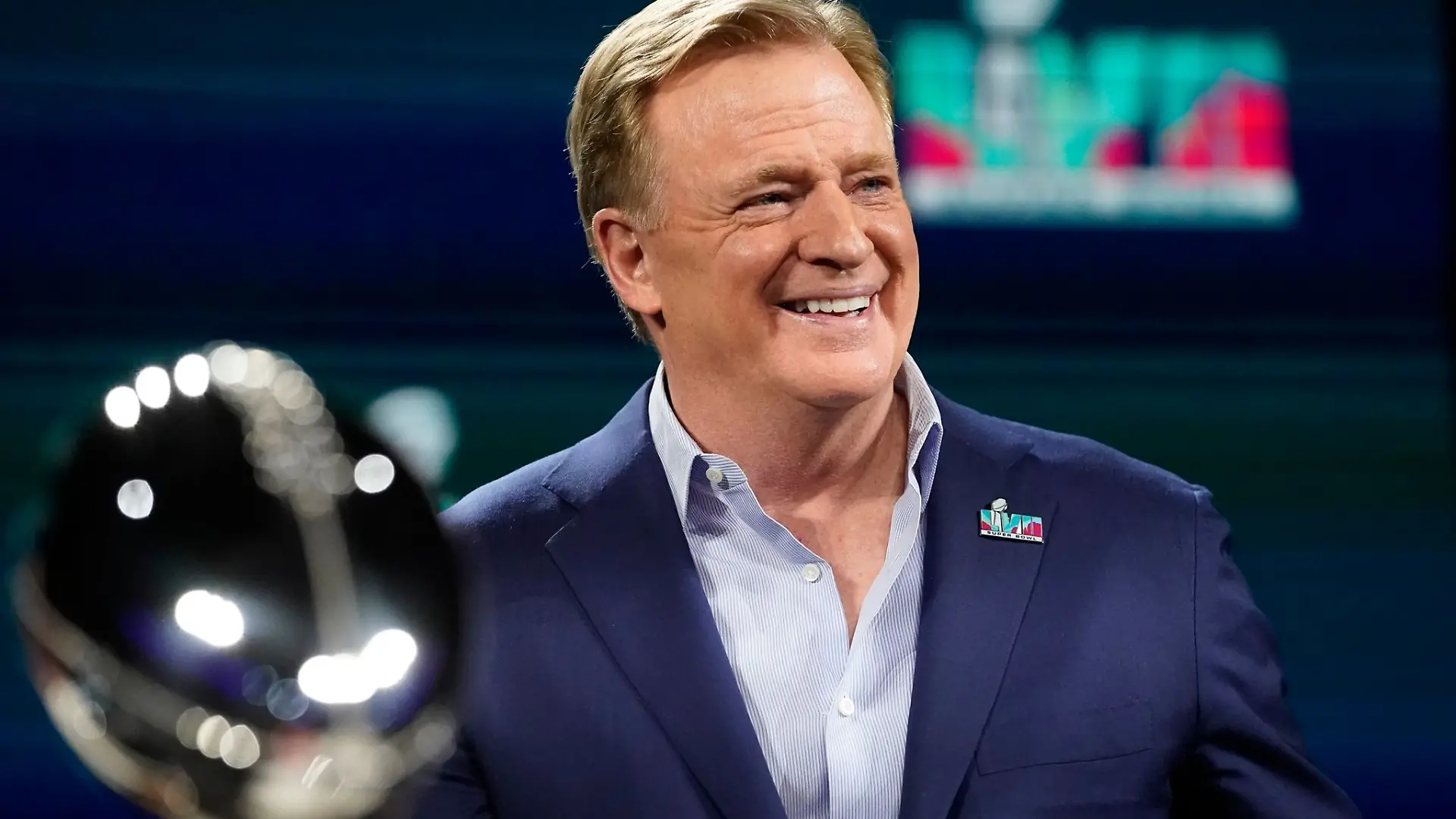 NFL-Boss Roger Goodell lächelt bei einer Pressekonferenz vor dem Super Bowl