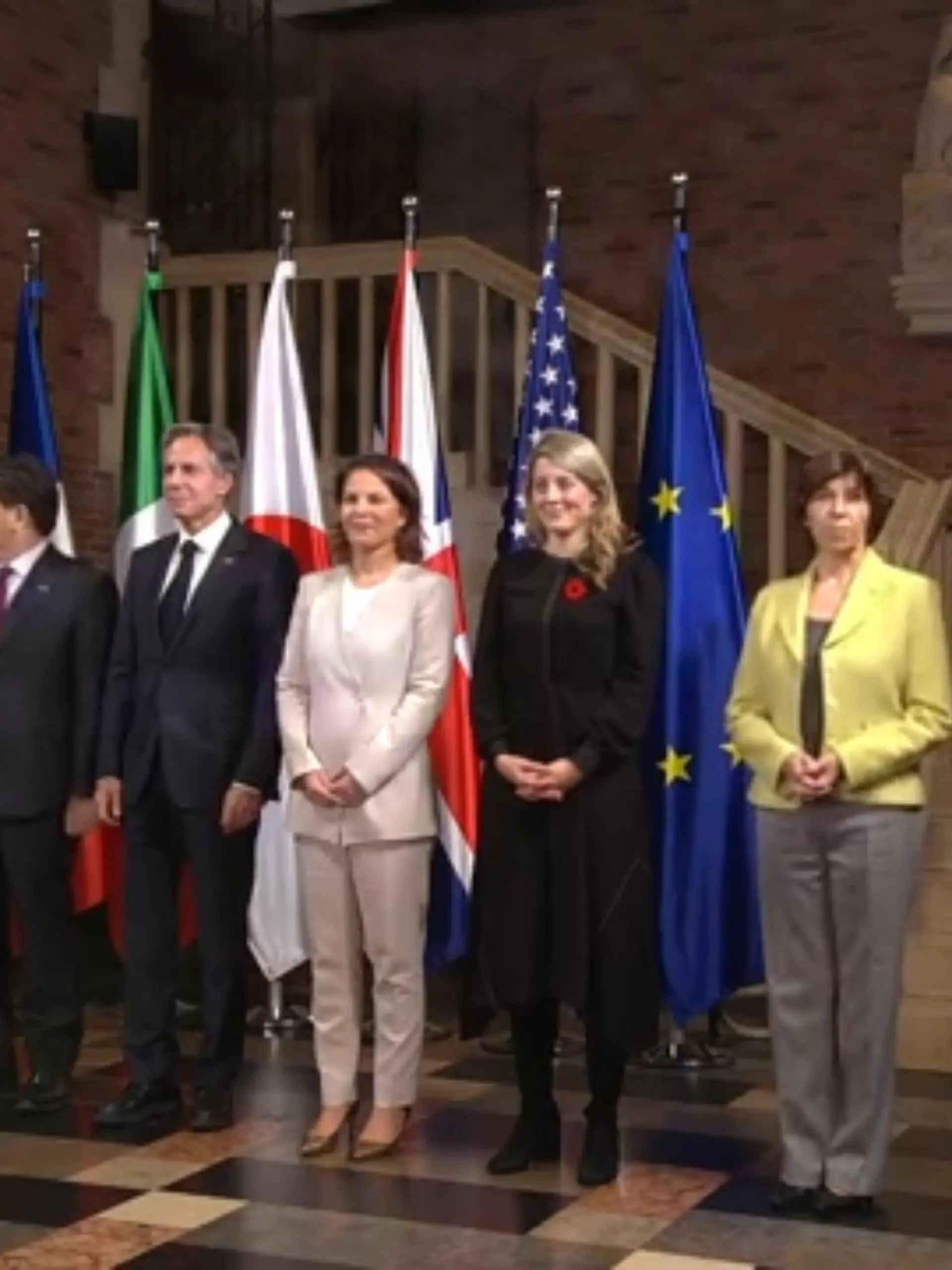 Die Außenminister der G7-Länder treffen sich heute und morgen in Münster. Und es gibt viel zu besprechen: Ukrainekrieg, Inflation, Energiekosten, der Umgang mit China, Massenproteste im Iran und vieles mehr. Das G7-Treffen beginnt heute Nachmittag im Rathaus. Schon gestern Abend sind Sperrzonen errichtet worden, die bis morgen Abend bestehen bleiben.