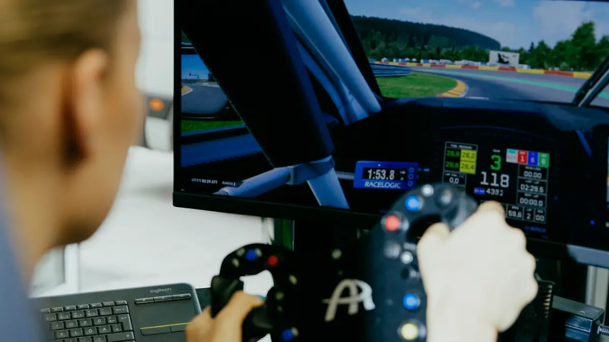 Rennfahrerin Laura-Marie Geissler im Simulator.