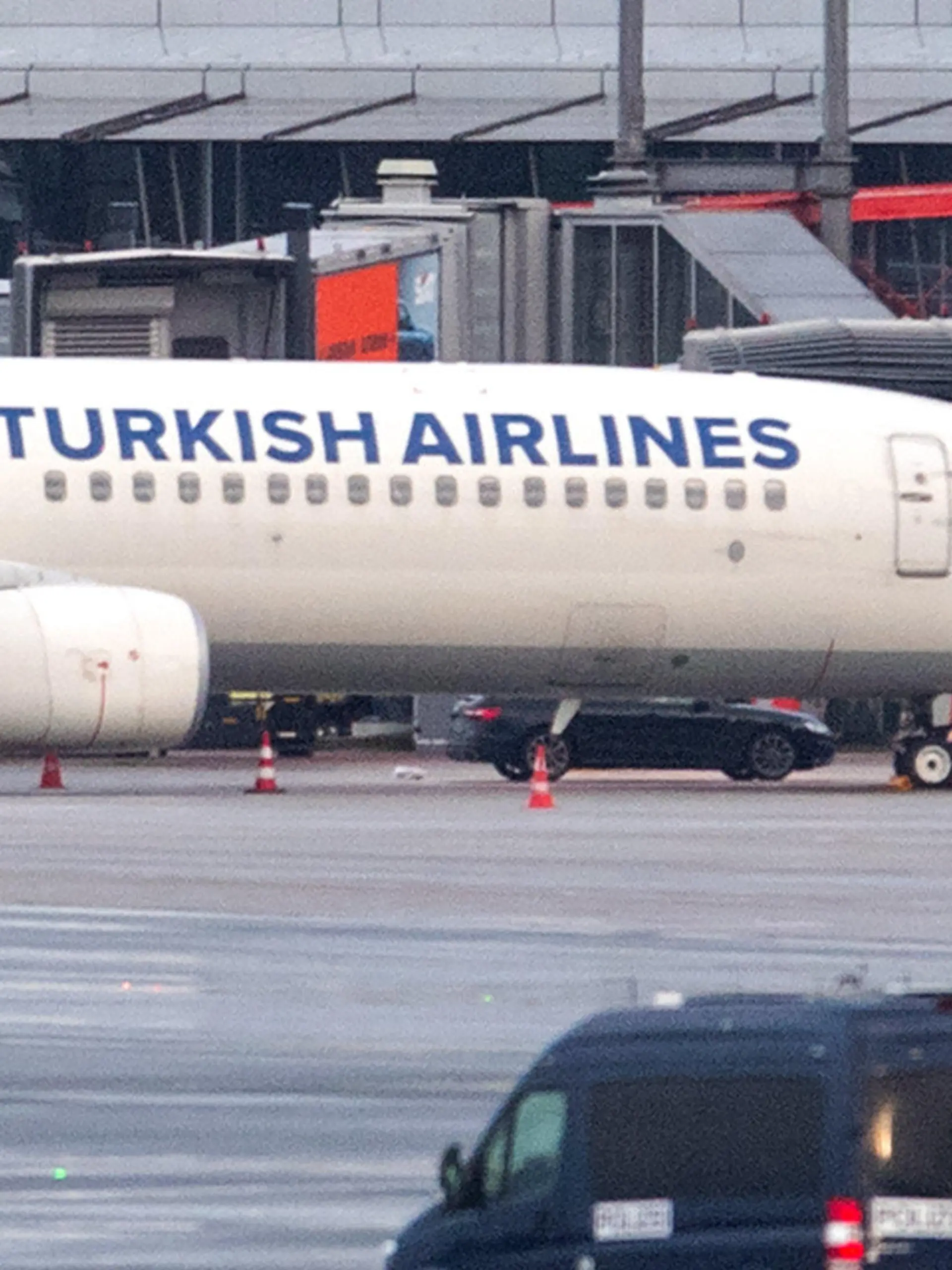 05.11.2023, Hamburg: Auf dem Vorfeld des gesperrten Hamburger Flughafens steht eine Maschine der Turkish Airlines. Hinter der Maschine steht ein Auto, in dem der mutmaßliche Geiselnehmer mit seinem Kind sitzen soll. Ein bewaffneter Mann hält auf dem Airport seine vierjährige Tochter in seiner Gewalt. Hintergrund soll nach Polizeiangaben ein Sorgerechtsstreit sein. Foto: Daniel Bockwoldt/dpa +++ dpa-Bildfunk +++