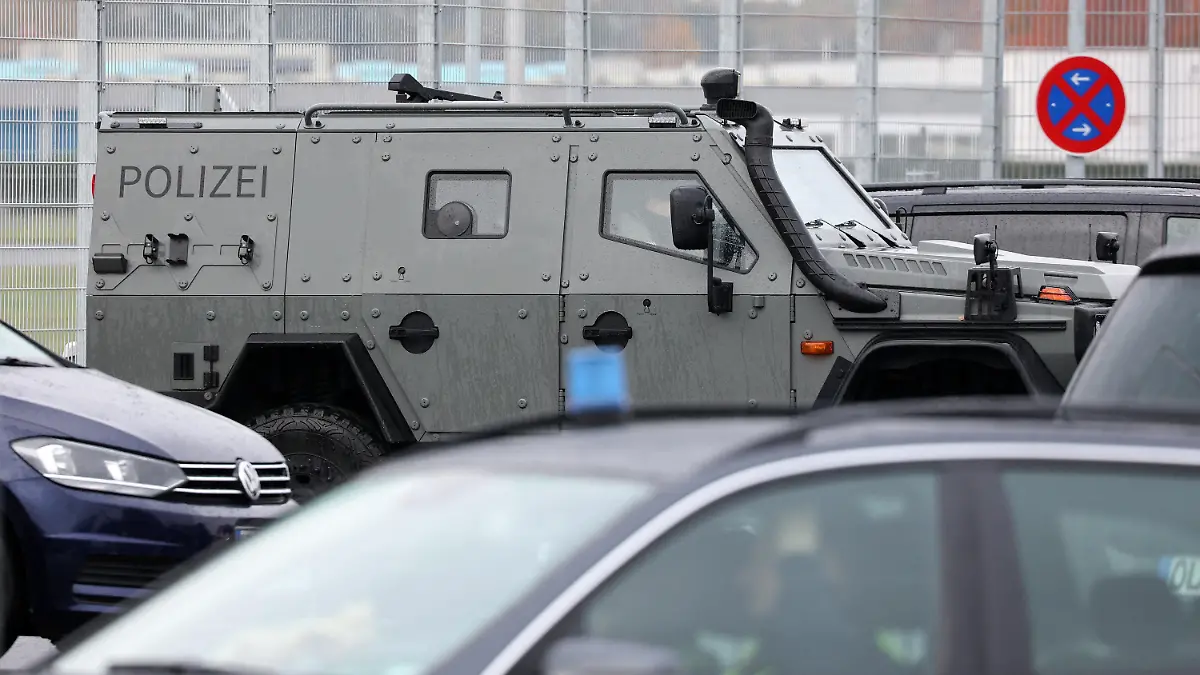 05.11.2023, Hamburg: Spezialkräfte der Polizei sind am Flughafen im Einsatz. Ein bewaffneter Mann hält auf dem Airport seine vierjährige Tochter in seiner Gewalt. Hintergrund soll nach Polizeiangaben ein Sorgerechtsstreit sein. Foto: Bodo Marks/dpa +++ dpa-Bildfunk +++
