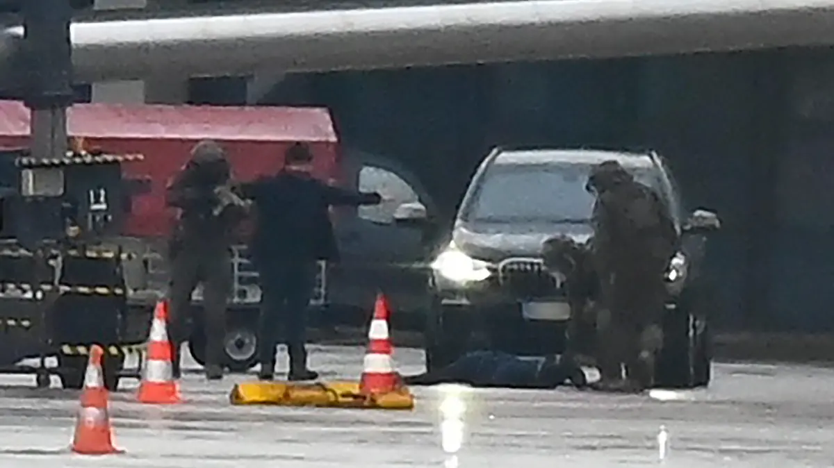 SCREENSHOT - 04.11.2023, Hamburg: RECROP - Ein Mann liegt auf dem Flughafen auf dem Boden, umringt von Polizeikräften (Screenshot vom Video). Ein bewaffneter Mann hattee auf dem Airport seine vierjährige Tochter in seiner Gewalt gehalten. Foto: Jonas Walzberg/dpa +++ dpa-Bildfunk +++