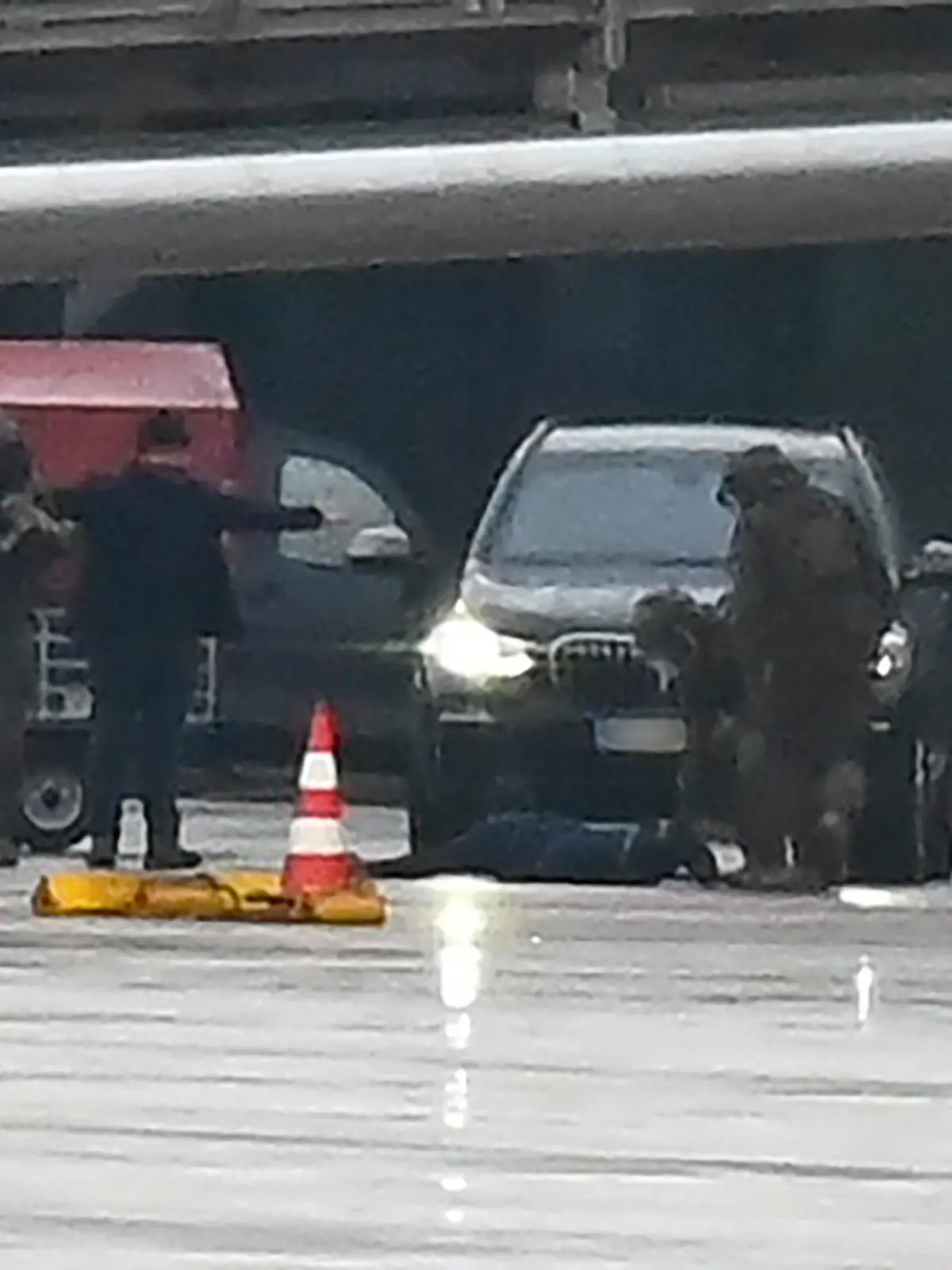 SCREENSHOT - 04.11.2023, Hamburg: RECROP - Ein Mann liegt auf dem Flughafen auf dem Boden, umringt von Polizeikräften (Screenshot vom Video). Ein bewaffneter Mann hattee auf dem Airport seine vierjährige Tochter in seiner Gewalt gehalten. Foto: Jonas Walzberg/dpa +++ dpa-Bildfunk +++