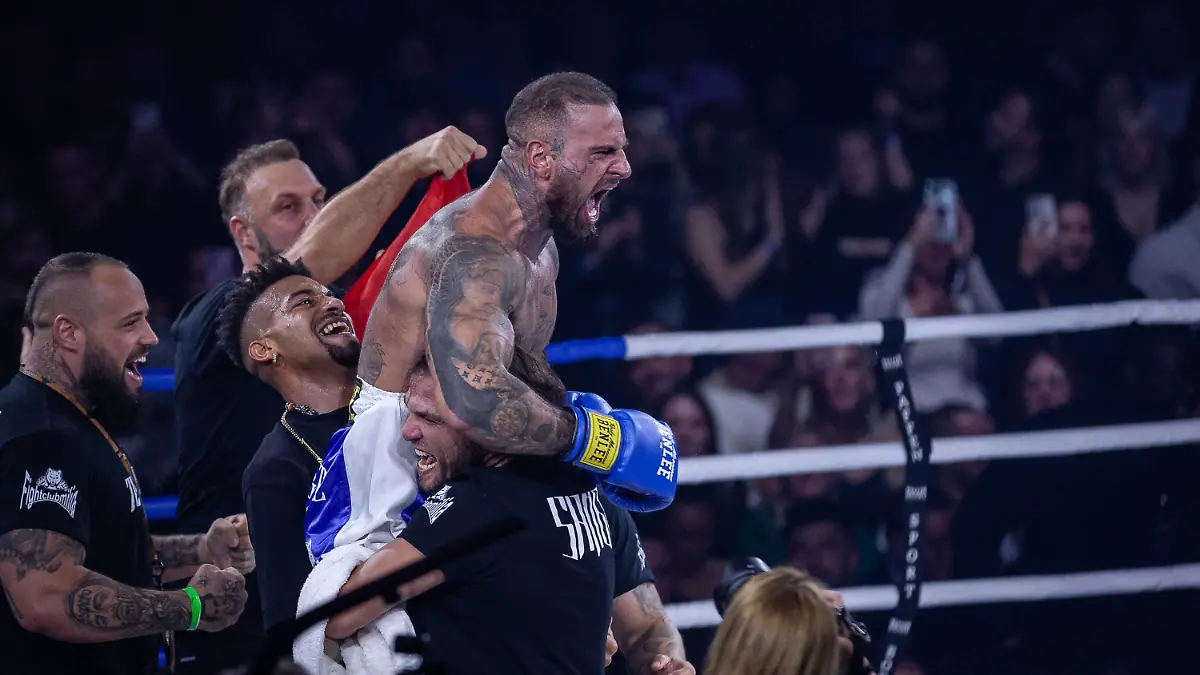 FAME FIGHTING 2023 - Boxevent mit Influencern und Reality-Stars Diogo Sangre gewinnt den Hauptkampf des Abends gegen Aleksandar Aleks Petrovic - Zahlreiche Reality-Stars und Influencer duellieren sich beim ersten Fame Fighting im Bonner Maritim Hotel im Ring. Vielen Kämpfen gingen offen ausgetragene Streitigkeiten voraus. Organisiert wird der Abend von Eugen Lopez. Bonn Maritim Hotel NRW Deutschland *** FAME FIGHTING 2023 boxing event with influencers and reality stars Diogo Sangre wins the main fight of the evening against Aleksandar Aleks Petrovic Numerous reality stars and influencers duel in the ring at the first Fame Fighting at the Maritim Hotel in Bonn Many fights were preceded by open disputes The evening is organized by Eugen Lop Copyright: xBEAUTIFULxSPORTS/Derixx