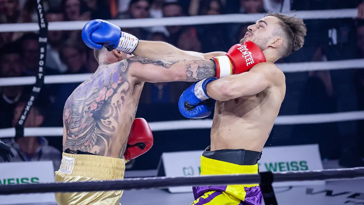 FAME FIGHTING 2023 - Boxevent mit Influencern und Reality-Stars Can Kaplan geht nach einem harten Treffer von Luigi Gigi Birofio noch in Runde 1 zu Boden - Zahlreiche Reality-Stars und Influencer duellieren sich beim ersten Fame Fighting im Bonner Maritim Hotel im Ring. Vielen Kämpfen gingen offen ausgetragene Streitigkeiten voraus. Organisiert wird der Abend von Eugen Lopez. Bonn Maritim Hotel NRW Deutschland *** FAME FIGHTING 2023 Boxing event with influencers and reality stars Can Kaplan goes down in round 1 after a hard hit from Luigi Gigi Birofio Numerous reality stars and influencers duel in the ring at the first Fame Fighting at the Maritim Hotel in Bonn Many fights were preceded by open disputes The evening is organized by Eugen Copyright: xBEAUTIFULxSPORTS/Derixx