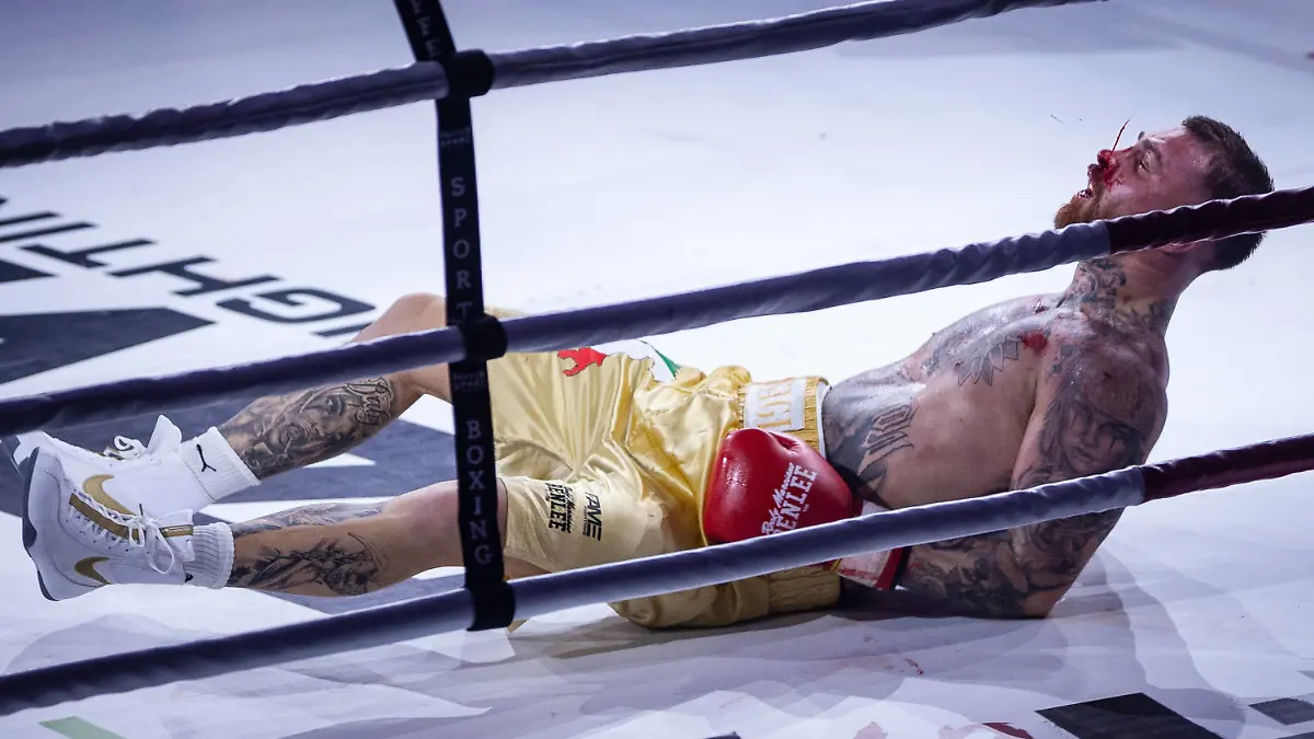 FAME FIGHTING 2023 - Boxevent mit Influencern und Reality-Stars Publikumsliebling Luigi Gigi Birofio geht schwer getroffen zu Boden - Zahlreiche Reality-Stars und Influencer duellieren sich beim ersten Fame Fighting im Bonner Maritim Hotel im Ring. Vielen Kämpfen gingen offen ausgetragene Streitigkeiten voraus. Organisiert wird der Abend von Eugen Lopez. Bonn Maritim Hotel NRW Deutschland *** FAME FIGHTING 2023 Boxing event with influencers and reality stars Crowd favourite Luigi Gigi Birofio goes down badly hit Numerous reality stars and influencers duel in the ring at the first Fame Fighting at the Maritim Hotel in Bonn Many fights were preceded by open disputes The evening is organized by Eugen Lopez Bonn Maritim Hotel NRW Germany Copyright: xBEAUTIFULxSPORTS/Derixx
