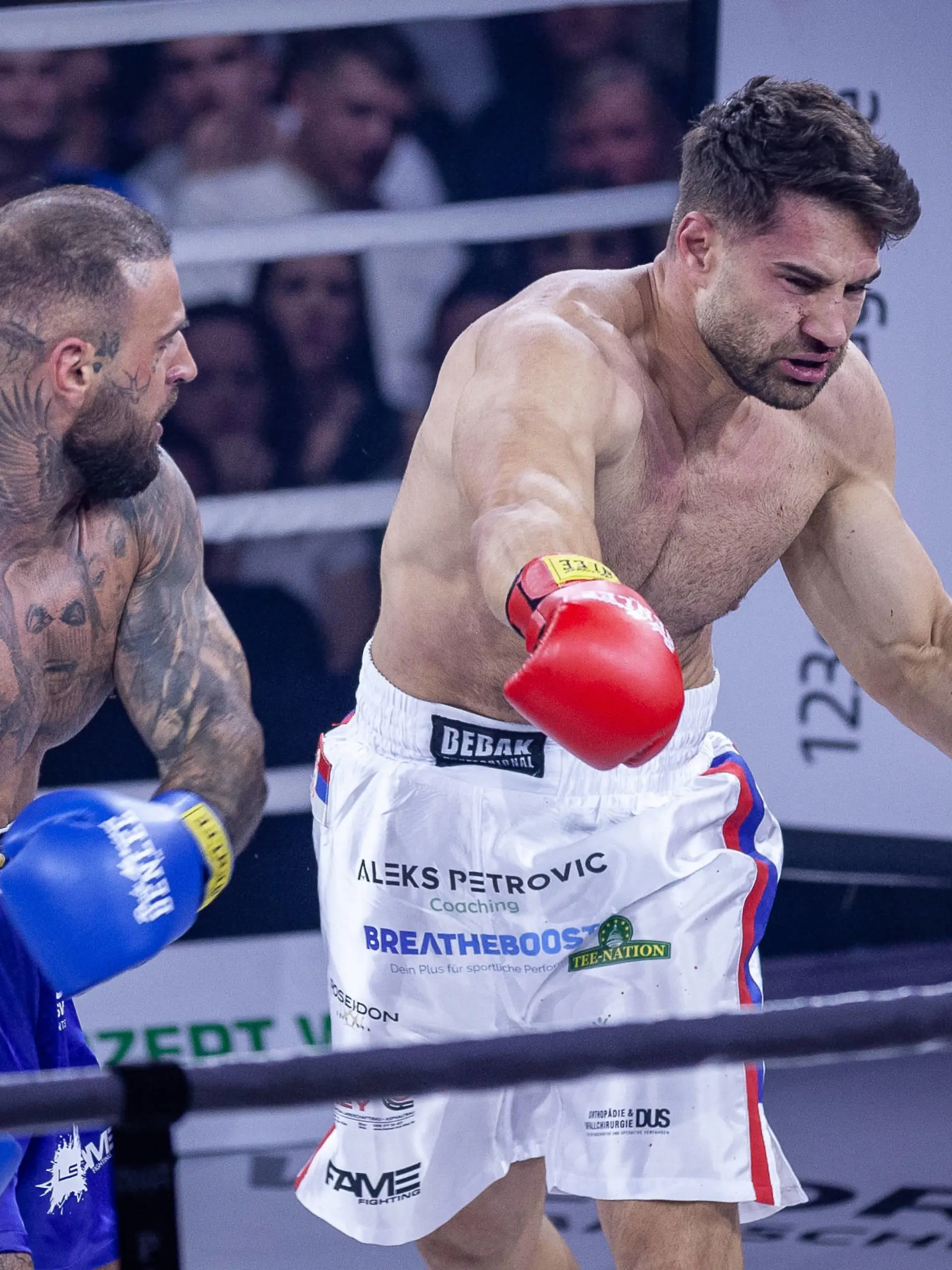 FAME FIGHTING 2023 - Boxevent mit Influencern und Reality-Stars Diogo Sangre gewinnt den Hauptkampf des Abends gegen Aleksandar Aleks Petrovic - Zahlreiche Reality-Stars und Influencer duellieren sich beim ersten Fame Fighting im Bonner Maritim Hotel im Ring. Vielen Kämpfen gingen offen ausgetragene Streitigkeiten voraus. Organisiert wird der Abend von Eugen Lopez. Bonn Maritim Hotel NRW Deutschland *** FAME FIGHTING 2023 boxing event with influencers and reality stars Diogo Sangre wins the main fight of the evening against Aleksandar Aleks Petrovic Numerous reality stars and influencers duel in the ring at the first Fame Fighting at the Maritim Hotel in Bonn Many fights were preceded by open disputes The evening is organized by Eugen Lop Copyright: xBEAUTIFULxSPORTS/Derixx