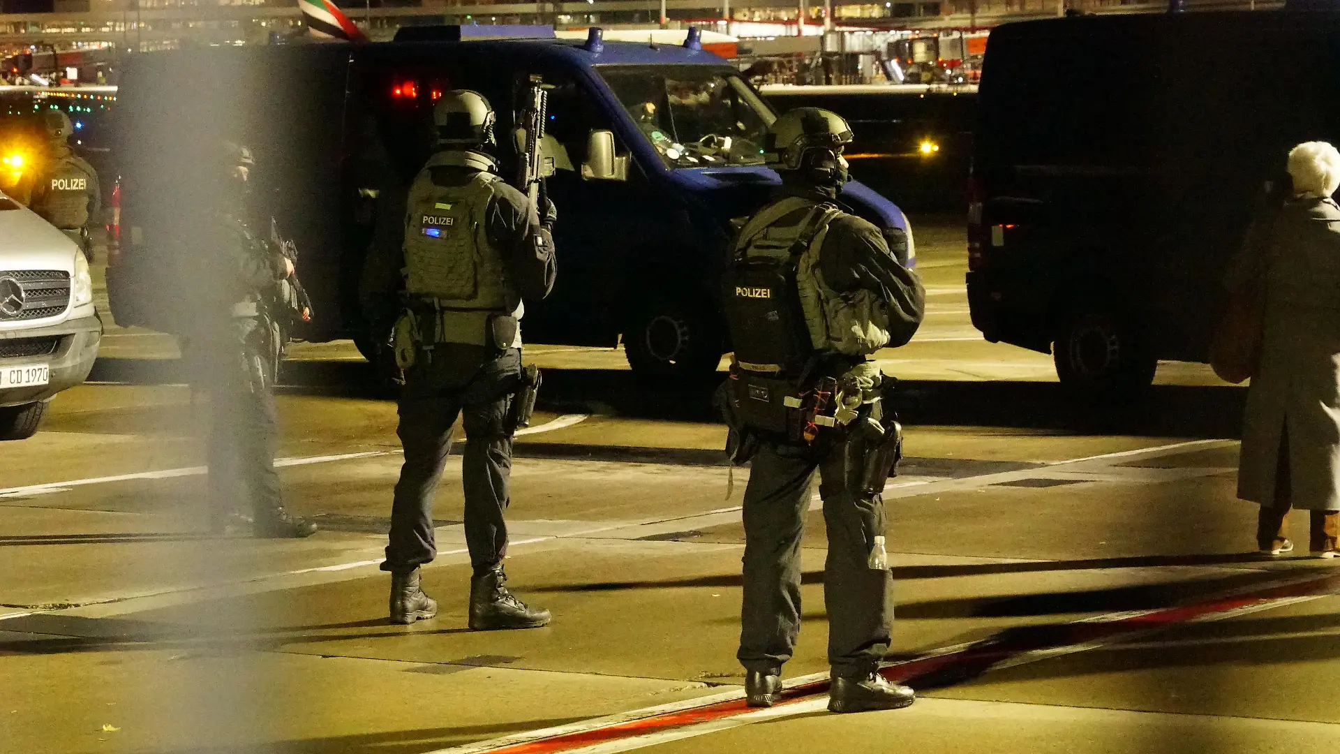Nichts geht mehr: Geiselnahme am Hamburger Helmut Schmidt Flughafen

/ 051123

*** Hostage crisis at the Helmut Schmidt Airport, Hamburg, Germany - 05 Nov 2023 ***
