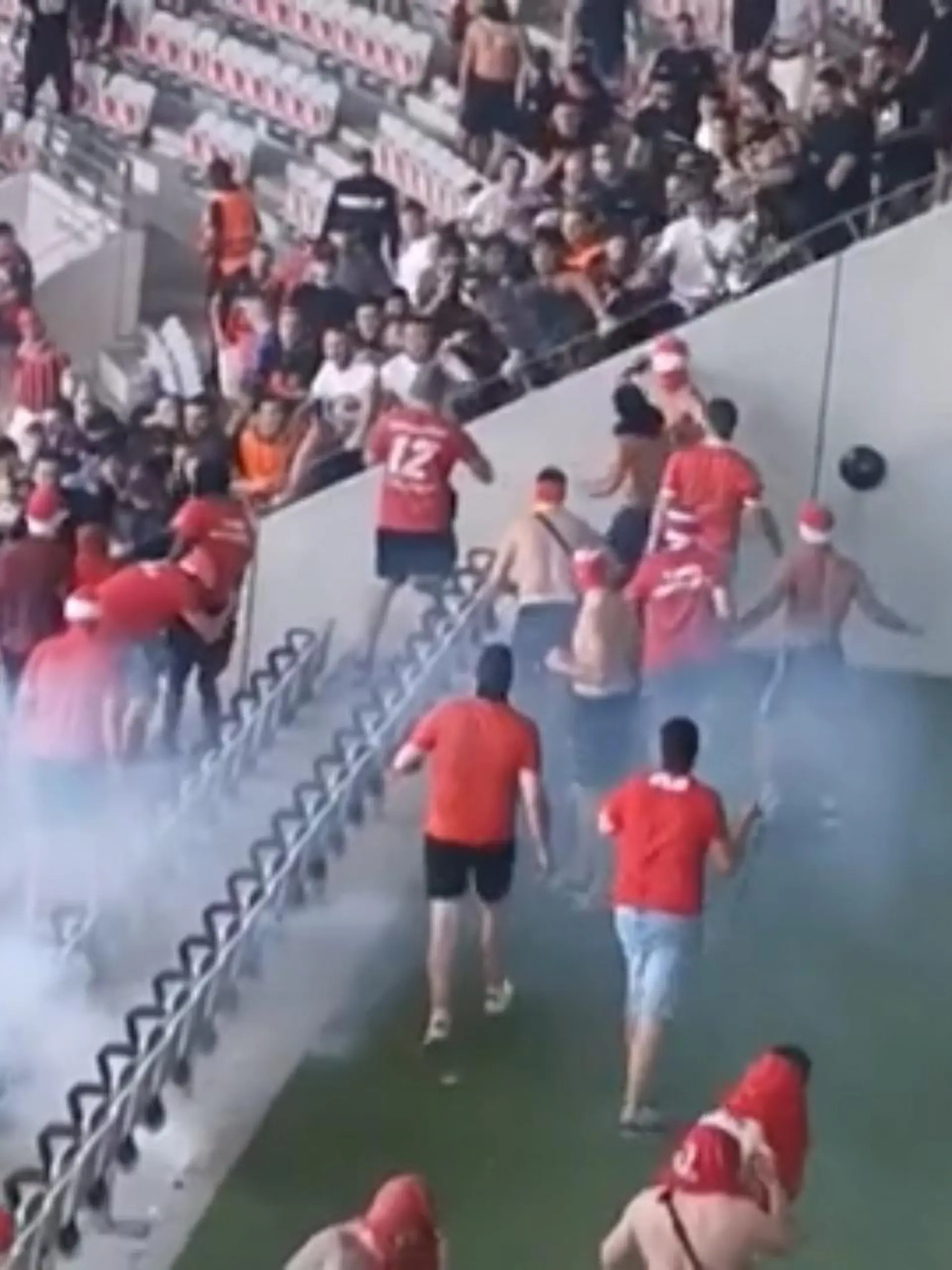 Heute Abend spielt der 1. FC Köln gegen Nizza. Beim Hinspiel Anfang September kam es in Frankreich zu Ausschreitungen. Heute beim Rückspiel werden knapp 1000 gewaltbereite Hooligans erwartet. Deshalb ist die Kölner Polizei mit einem Großaufgebot vor Ort.