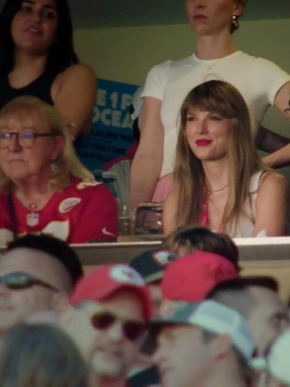 Sie sind DAS Traumpaar der Football-Welt: NFL-Star Travis Kelve (34) und seine Pop-Queen Taylor Swift (33).

Die Ganze Football-Welt stellt sich eine Frage: Kommt die Pop-Ikone nach Frankfurt um ihren Travis Kelce beim Gastspiel in Deutschland anzufeuern? Die RTL-NFL-Crew klärt auf!