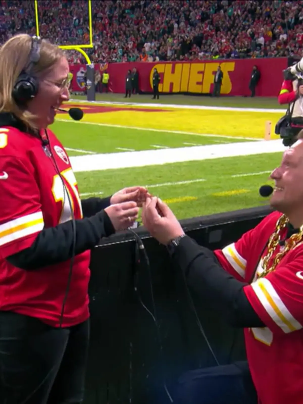 Ein Fan der Kansas City Chiefs nimmt beim Frankfurt Game seinen ganzen Mut zusammen. Ausgerüstet mit Chiefs-Trikot und Goldkette macht er seiner Liebsten einen Heiratsantrag. Kaum geht der Chiefs-Fan auf die Knie, fließen bei seiner Herzensdame auch schon die Freudentränen. Augen- und Trauzeuge der skurrilen Verlobung wird das Chiefs-Maskottchen.