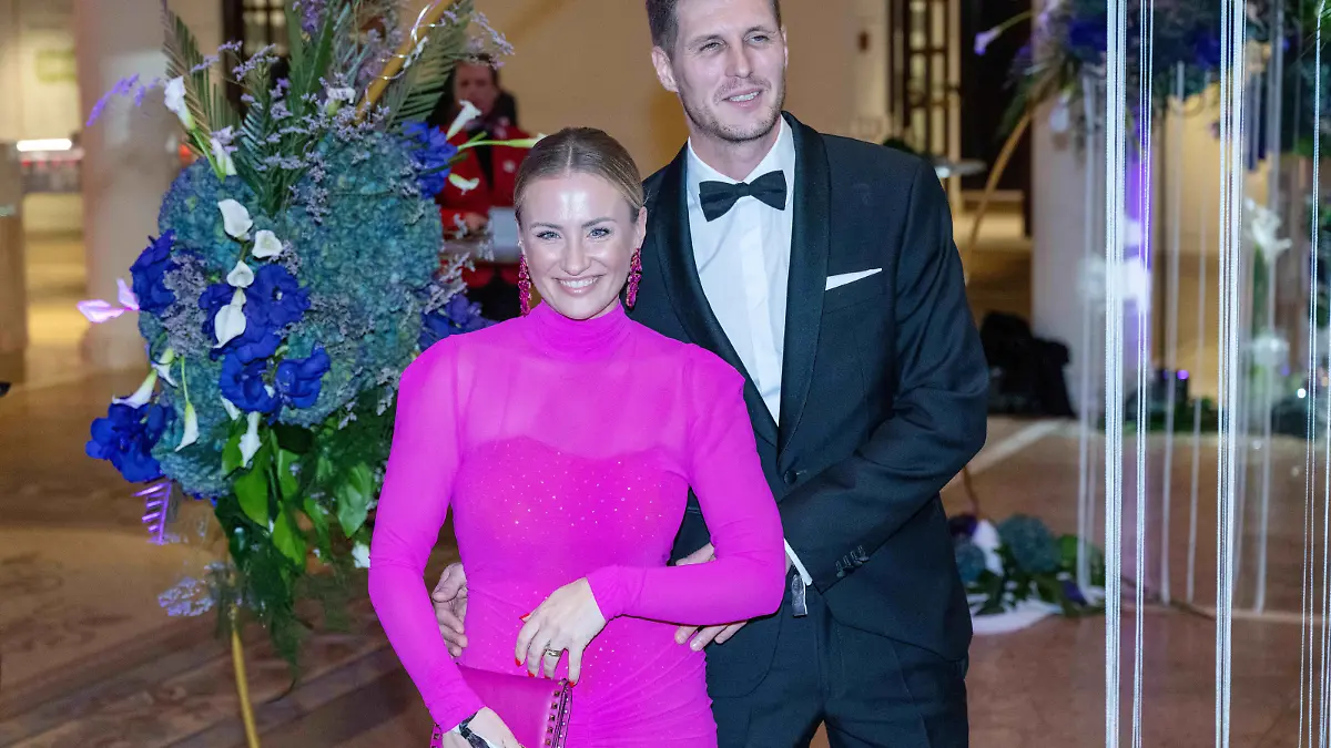 Ania Niedieck und Ehemann Chris Hecker. Deutschland, Frankfurt, 04.11.2023, Event, 41. Deutscher Sportpresseball, Pagasos tanzt mit Laureus, 2023, Red Carpet, Alte Oper Foto: A2 Bildagentur/Peter Hartenfelser *** Ania Niedieck and husband Chris Hecker Germany, Frankfurt, 04 11 2023, Event, 41 German Sports Press Ball, Pagasos dances with Laureus, 2023, Red Carpet, Alte Oper Photo A2 Bildagentur Peter Hartenfelser