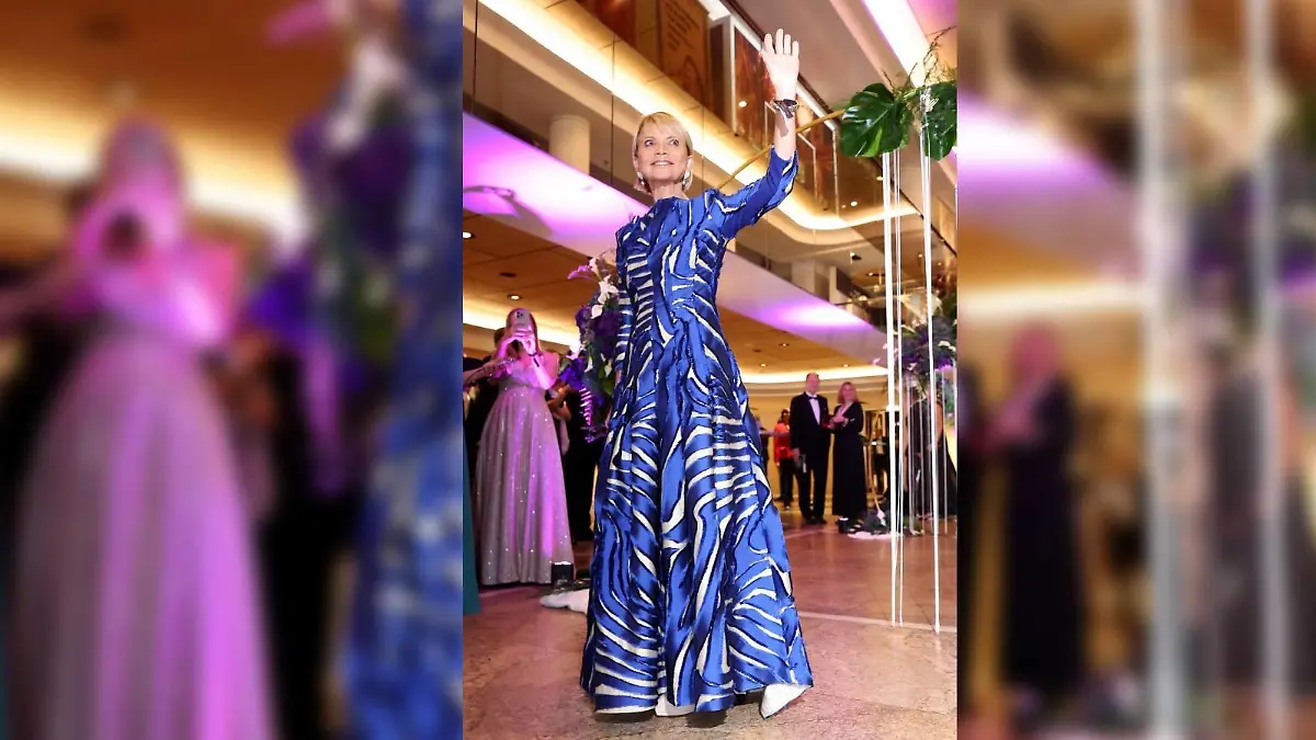 Schauspielerin Uschi Glas war beim Sportpresseball ein Hingucker in Blau.