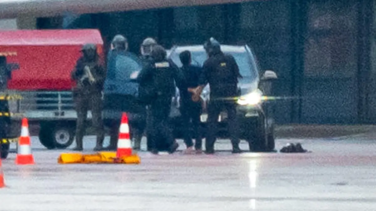 04.11.2023, Hamburg: Recrop - Ein Mann wird auf dem Flughafen von der Polizei weggeführt. Der bewaffnete Mann, der am Samstagabend mit seinem Auto und seinem vierjährigen Kind auf das Vorfeld des Airports gerast war, sei festgenommen worden, erklärte die Polizei. Foto: Jonas Walzberg/dpa +++ dpa-Bildfunk +++