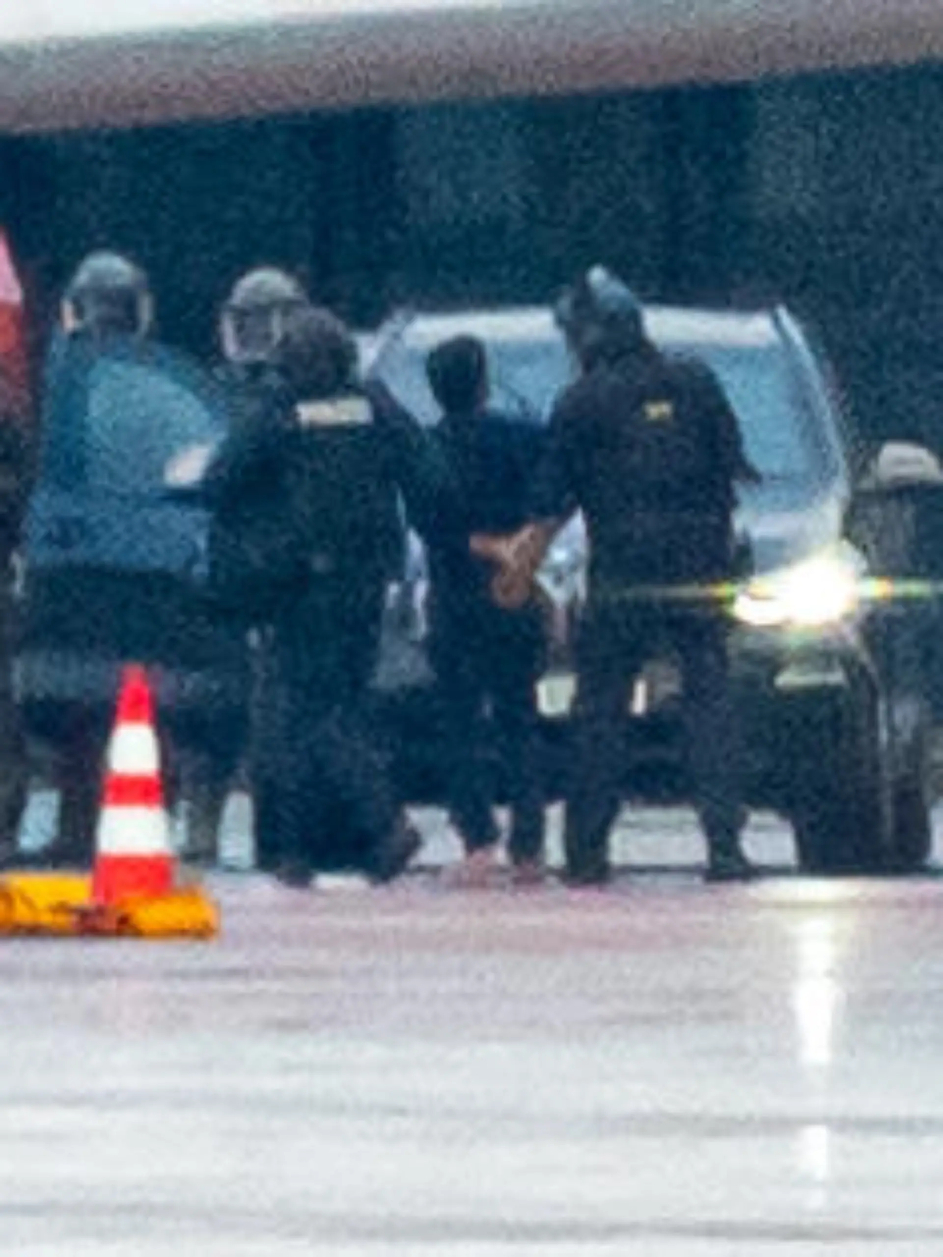04.11.2023, Hamburg: Recrop - Ein Mann wird auf dem Flughafen von der Polizei weggeführt. Der bewaffnete Mann, der am Samstagabend mit seinem Auto und seinem vierjährigen Kind auf das Vorfeld des Airports gerast war, sei festgenommen worden, erklärte die Polizei. Foto: Jonas Walzberg/dpa +++ dpa-Bildfunk +++