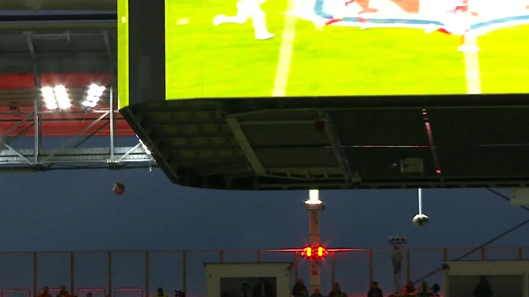 Football flippert von der Stadiondecke - Dolphins-Punter mit irrem Kick