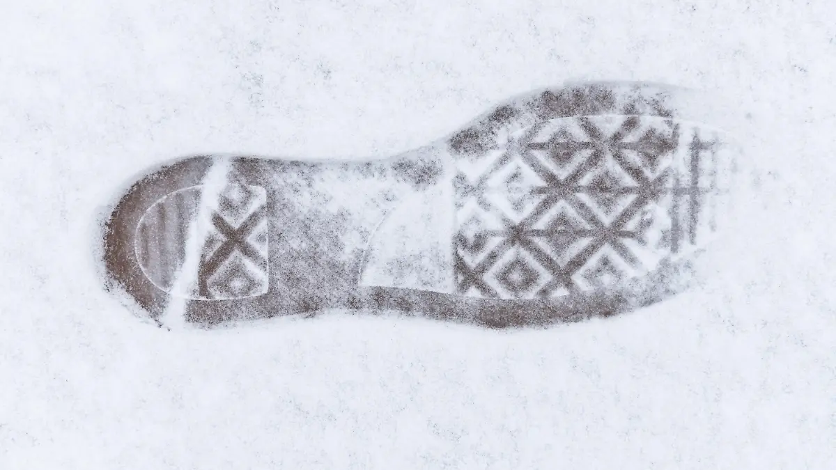 03.11.2023, Baden-Württemberg, Feldberg: Ein Abdruck einer Schuhsohle ist im ersten Schnee am Feldberg zu sehen. Auf dem Feldberg sind die ersten Schneeflocken in diesem Herbst gefallen. Laut Deutschem Wetterdienst (DWD) sanken die Temperaturen in der Hochlage des Schwarzwaldes auf minus zwei Grad Celsius. Der Schnee werde aber noch nicht liegen bleiben, sagte ein DWD-Meteorologe. Dafür sei der Boden noch nicht kalt genug. 
Ein erster Schneefall in Gipfellagen sei für diese Zeit nichts Ungewöhnliches, sagte der Sprecher. Foto: Silas Stein/dpa +++ dpa-Bildfunk +++