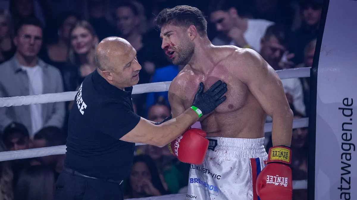 FAME FIGHTING 2023 - Boxevent mit Influencern und Reality-Stars Aleksandar Aleks Petrovic ist schwer gezeichnet und darf nicht mehr weiterkämpfen - Zahlreiche Reality-Stars und Influencer duellieren sich beim ersten Fame Fighting im Bonner Maritim Hotel im Ring. Vielen Kämpfen gingen offen ausgetragene Streitigkeiten voraus. Organisiert wird der Abend von Eugen Lopez. Bonn Maritim Hotel NRW Deutschland *** FAME FIGHTING 2023 Boxing event with influencers and reality stars Aleksandar Aleks Petrovic is badly scarred and can no longer fight Numerous reality stars and influencers duel in the ring at the first Fame Fighting at the Maritim Hotel in Bonn Many fights were preceded by open disputes The evening is organized by Eugen Lopez Bonn Mari Copyright: xBEAUTIFULxSPORTS/Derixx