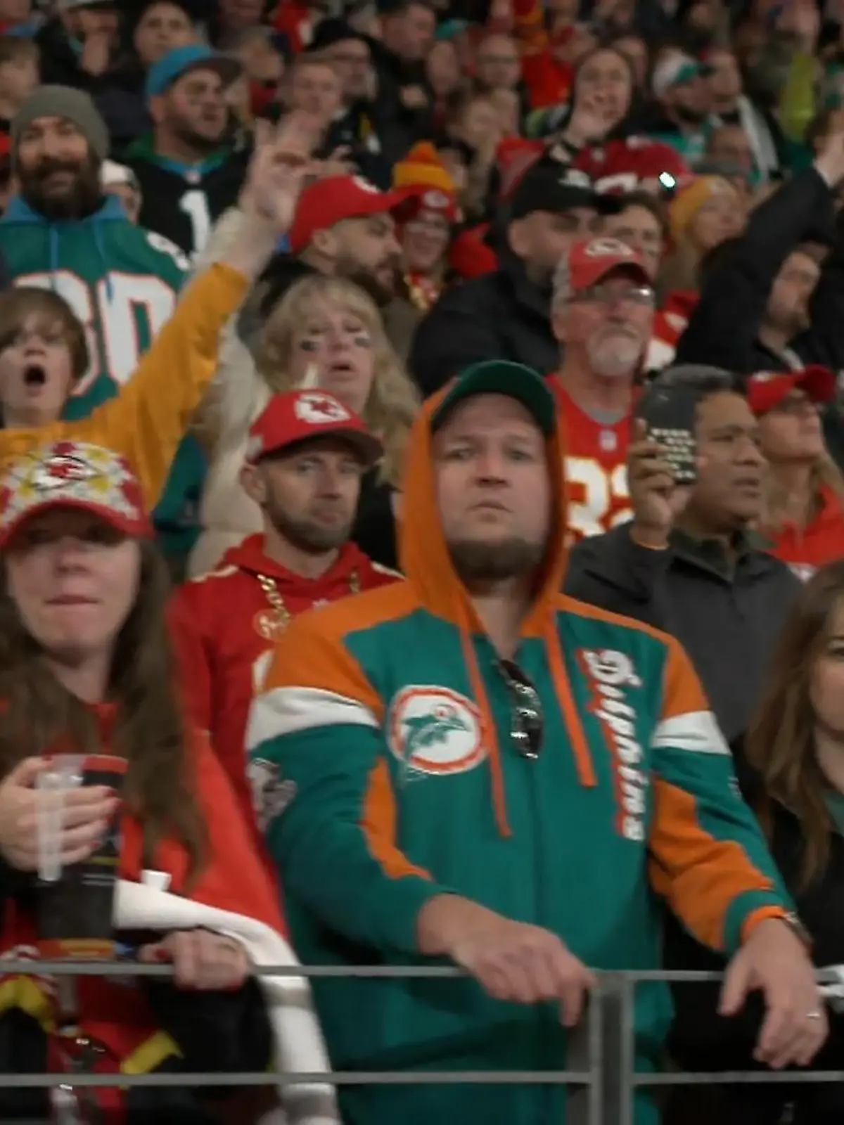 Was für ein emotionaler Moment beim Frankfurt Game 2023 der NFL! Die Fans der Kansas City Chiefs und der Miami Dolphins stimmen auf der Tribüne des Deutsche Bahn Park das bekannte Lied von John Denver.